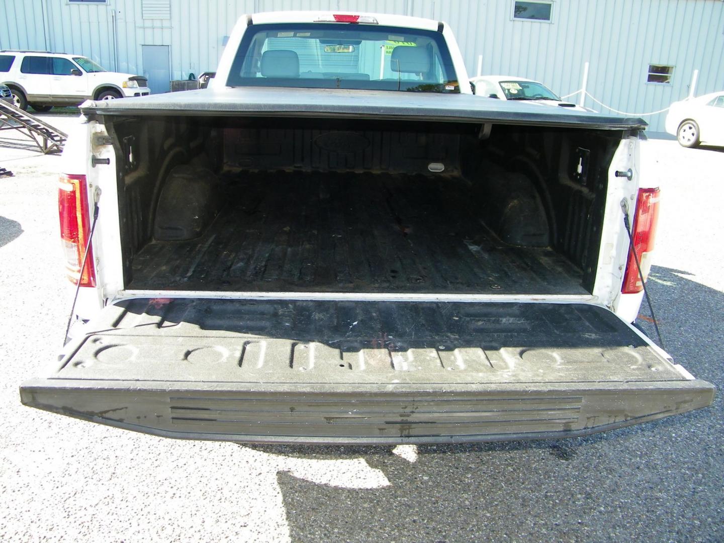 2016 White /Gray Ford F-150 XL 6.5-ft. Bed 2WD (1FTNF1CG9GK) with an 3.5L V6 TURBO engine, 6A transmission, located at 4000 Bee Ridge Road, Sarasota, FL, 34233, (941) 926-0300, 27.298664, -82.489151 - Photo#9