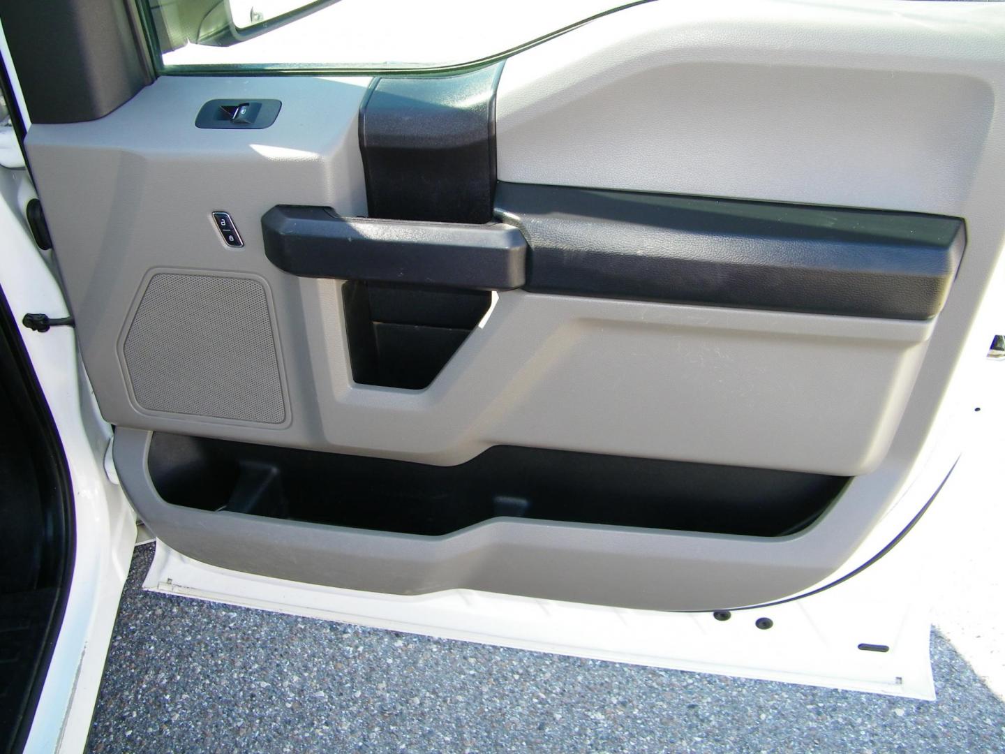 2016 White /Gray Ford F-150 XL 6.5-ft. Bed 2WD (1FTNF1CG9GK) with an 3.5L V6 TURBO engine, 6A transmission, located at 4000 Bee Ridge Road, Sarasota, FL, 34233, (941) 926-0300, 27.298664, -82.489151 - Photo#11