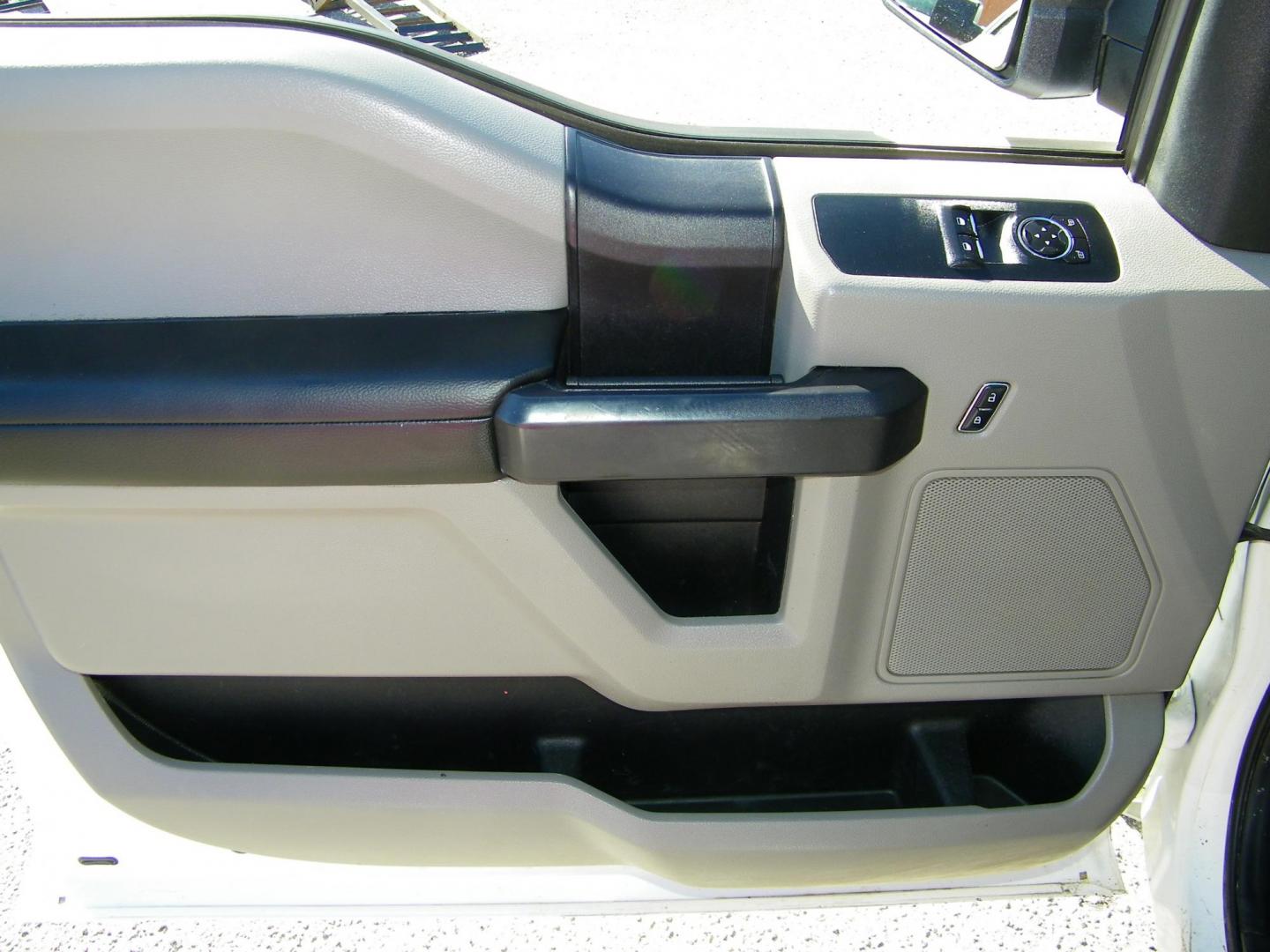 2016 White /Gray Ford F-150 XL 6.5-ft. Bed 2WD (1FTNF1CG9GK) with an 3.5L V6 TURBO engine, 6A transmission, located at 4000 Bee Ridge Road, Sarasota, FL, 34233, (941) 926-0300, 27.298664, -82.489151 - Photo#12