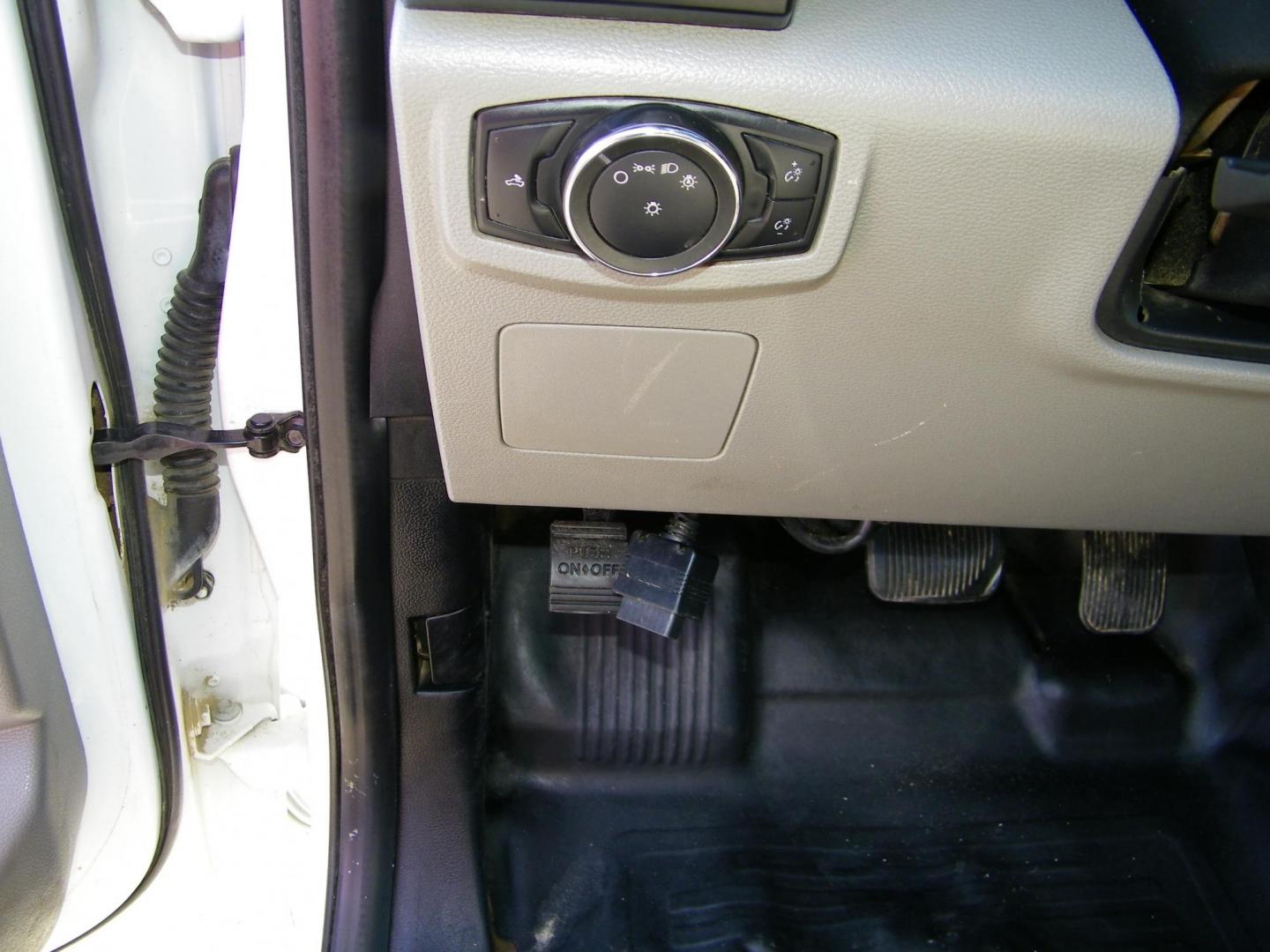 2016 White /Gray Ford F-150 XL 6.5-ft. Bed 2WD (1FTNF1CG9GK) with an 3.5L V6 TURBO engine, 6A transmission, located at 4000 Bee Ridge Road, Sarasota, FL, 34233, (941) 926-0300, 27.298664, -82.489151 - Photo#15