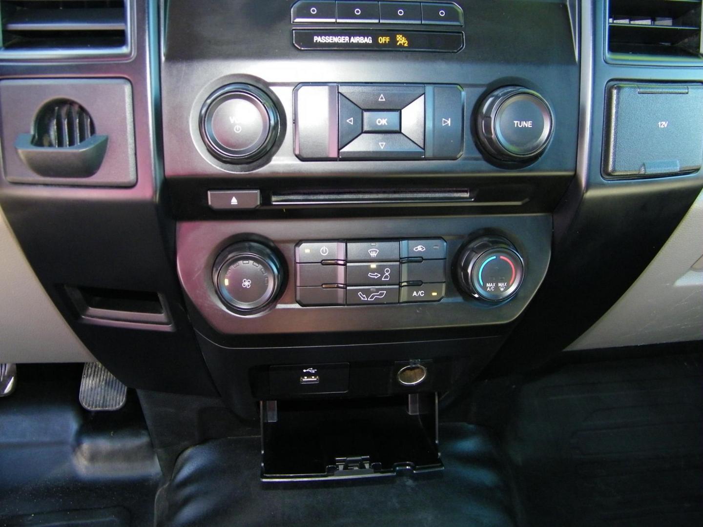 2016 White /Gray Ford F-150 XL 6.5-ft. Bed 2WD (1FTNF1CG9GK) with an 3.5L V6 TURBO engine, 6A transmission, located at 4000 Bee Ridge Road, Sarasota, FL, 34233, (941) 926-0300, 27.298664, -82.489151 - Photo#17