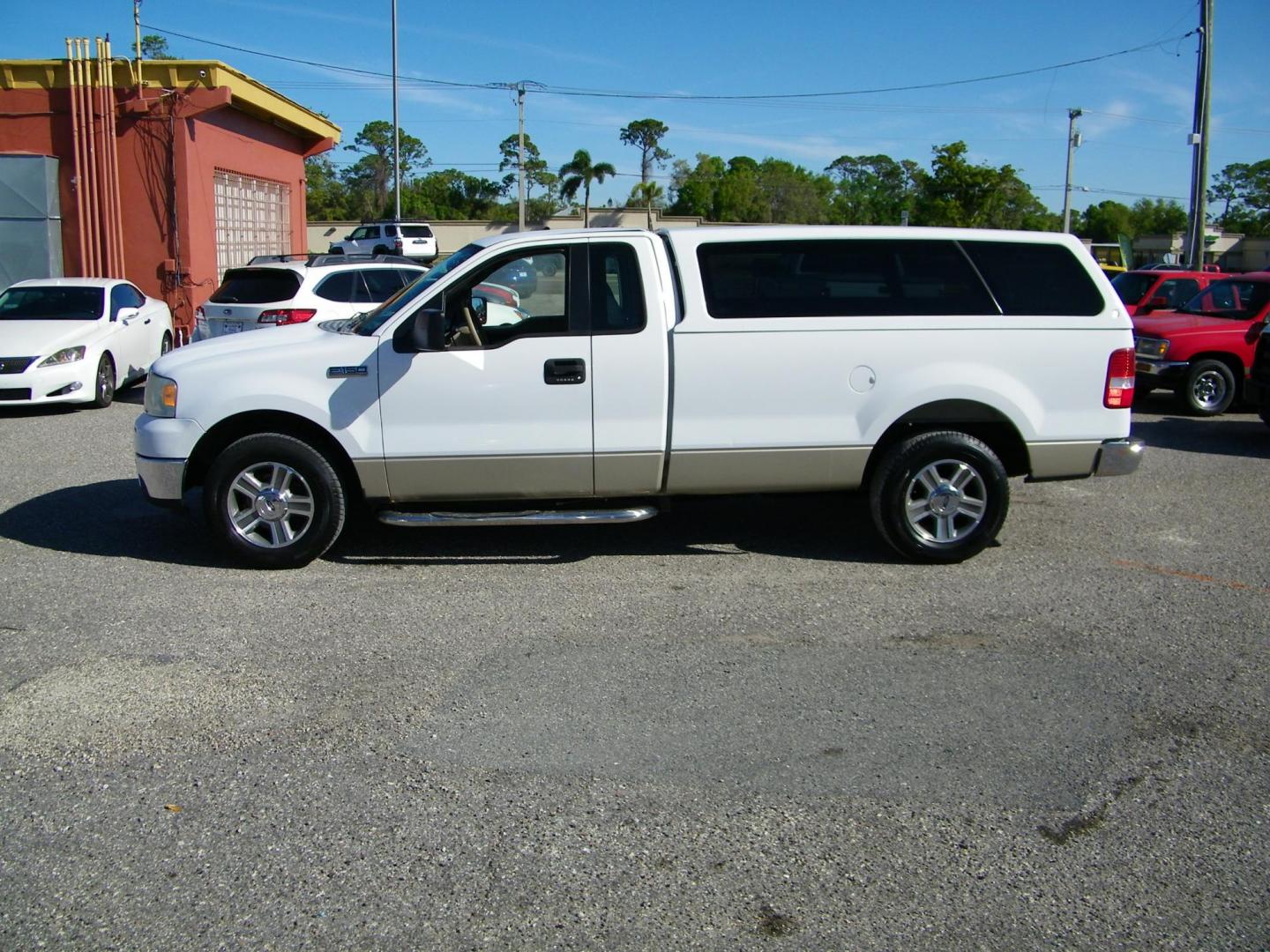 2007 White /Beige Ford F-150 STX 2WD (1FTRF12207N) with an 4.2L V6 OHV 12V engine, Automatic transmission, located at 4000 Bee Ridge Road, Sarasota, FL, 34233, (941) 926-0300, 27.298664, -82.489151 - Photo#2