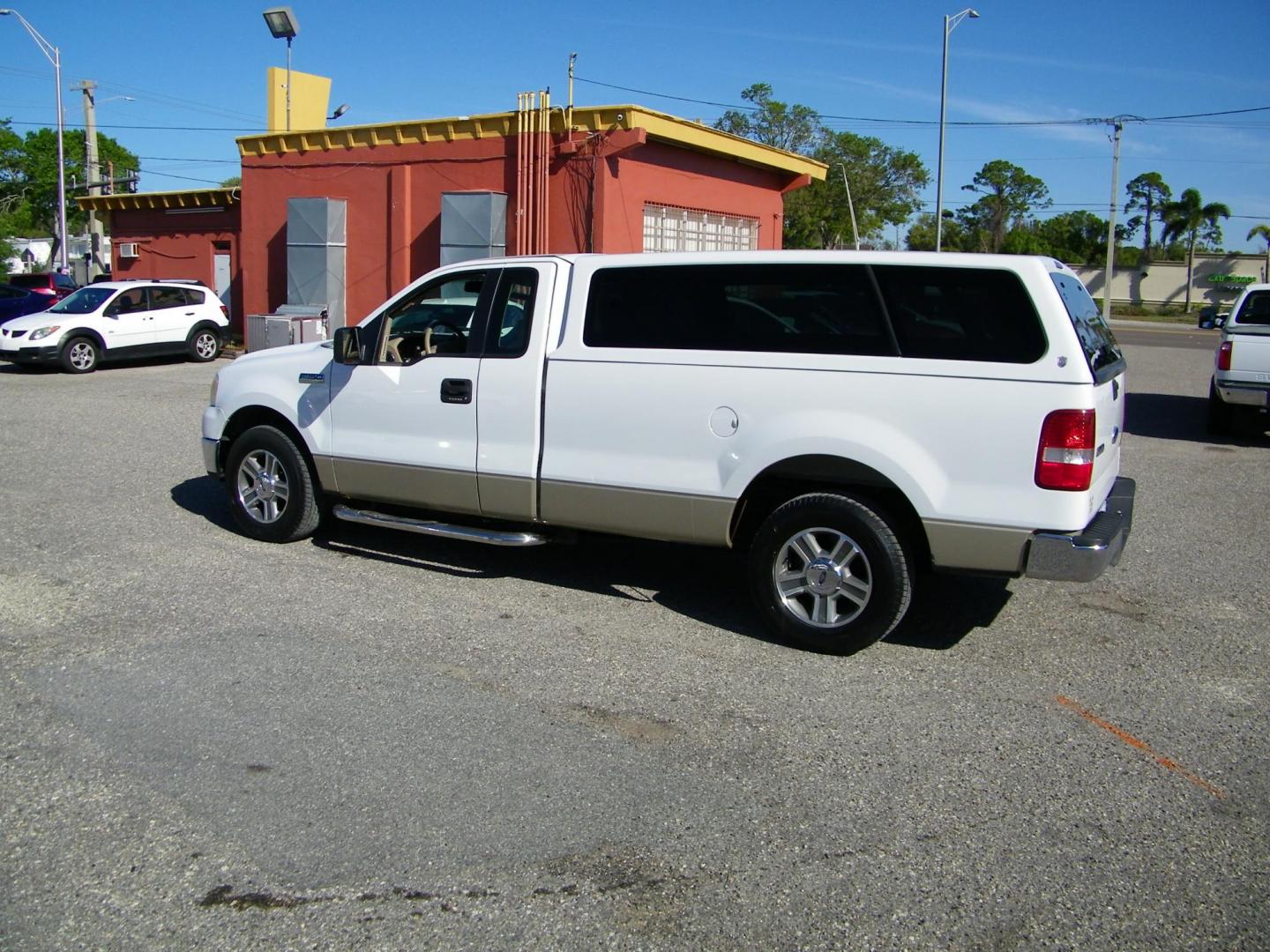 2007 White /Beige Ford F-150 STX 2WD (1FTRF12207N) with an 4.2L V6 OHV 12V engine, Automatic transmission, located at 4000 Bee Ridge Road, Sarasota, FL, 34233, (941) 926-0300, 27.298664, -82.489151 - Photo#3