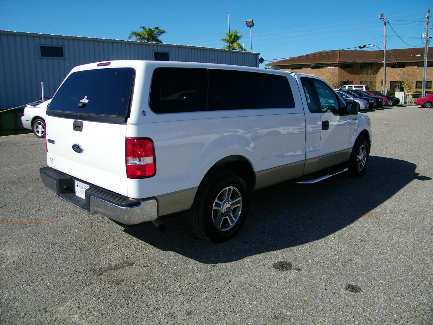 2007 White /Beige Ford F-150 STX 2WD (1FTRF12207N) with an 4.2L V6 OHV 12V engine, Automatic transmission, located at 4000 Bee Ridge Road, Sarasota, FL, 34233, (941) 926-0300, 27.298664, -82.489151 - Photo#5