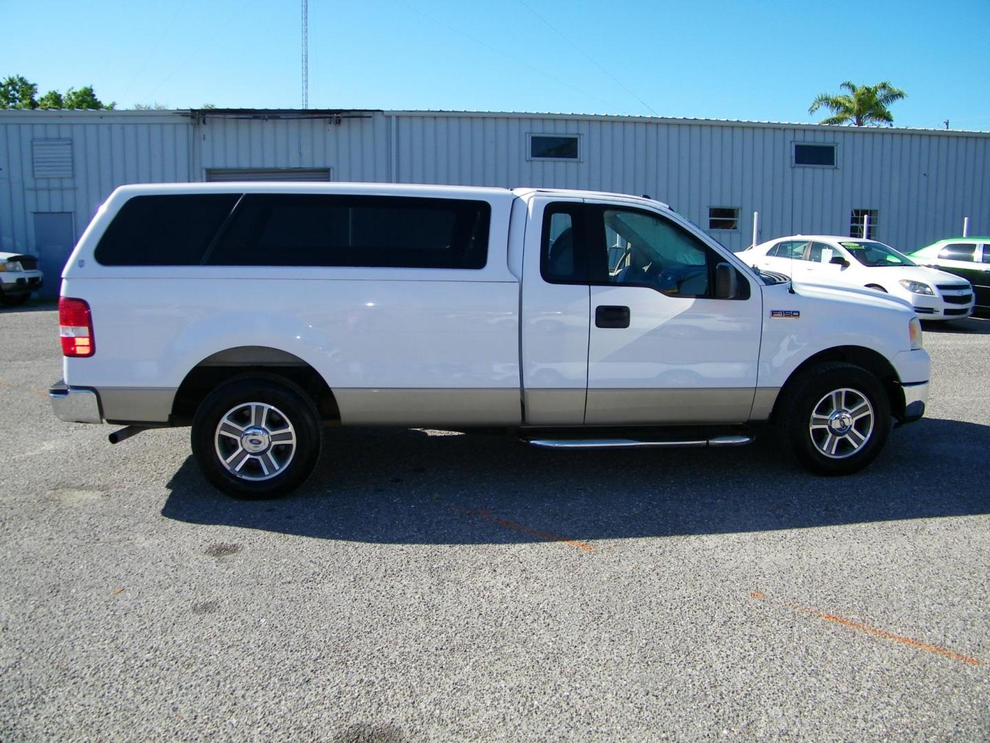 2007 White /Beige Ford F-150 STX 2WD (1FTRF12207N) with an 4.2L V6 OHV 12V engine, Automatic transmission, located at 4000 Bee Ridge Road, Sarasota, FL, 34233, (941) 926-0300, 27.298664, -82.489151 - Photo#6