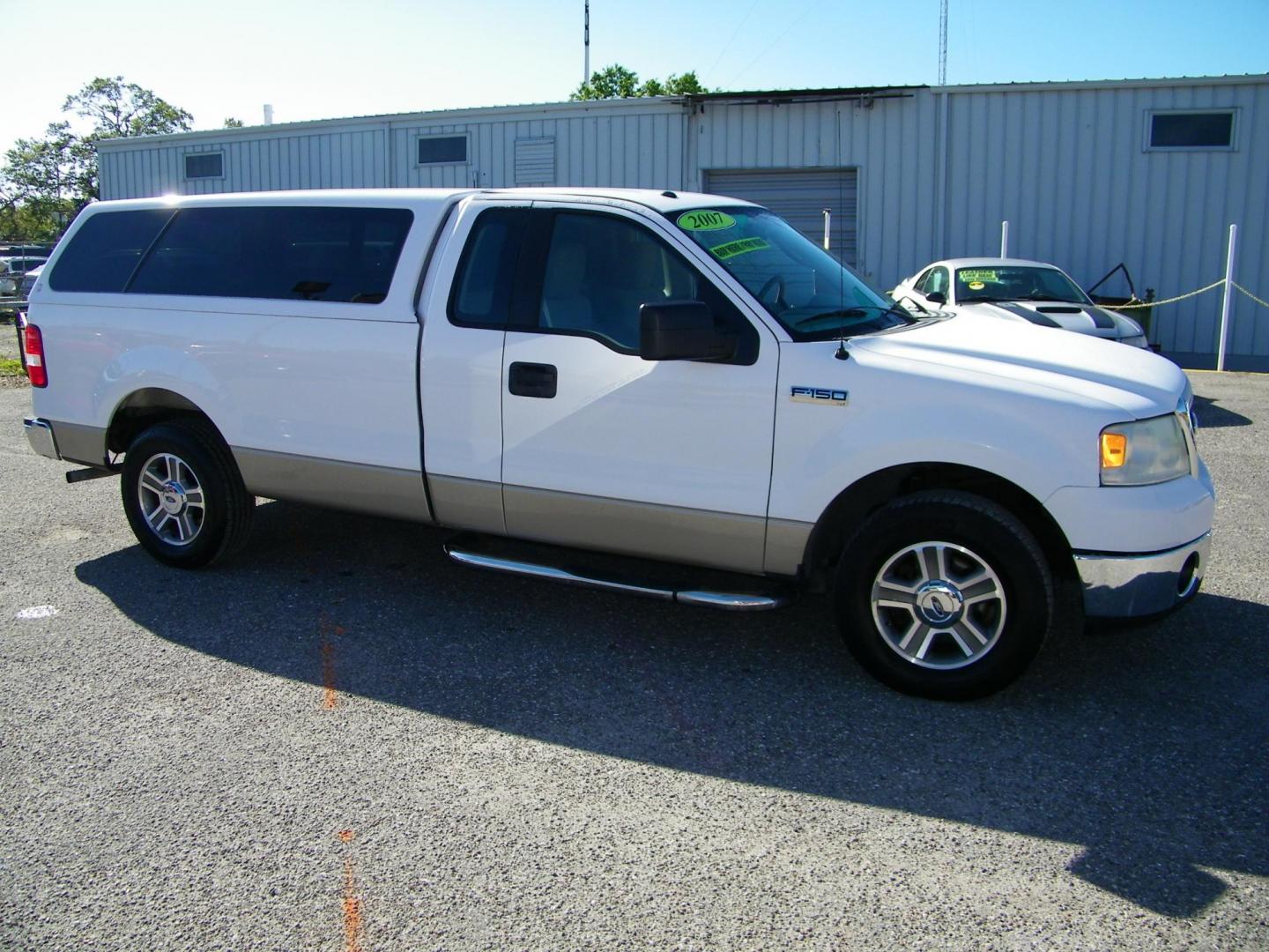 2007 White /Beige Ford F-150 STX 2WD (1FTRF12207N) with an 4.2L V6 OHV 12V engine, Automatic transmission, located at 4000 Bee Ridge Road, Sarasota, FL, 34233, (941) 926-0300, 27.298664, -82.489151 - Photo#7