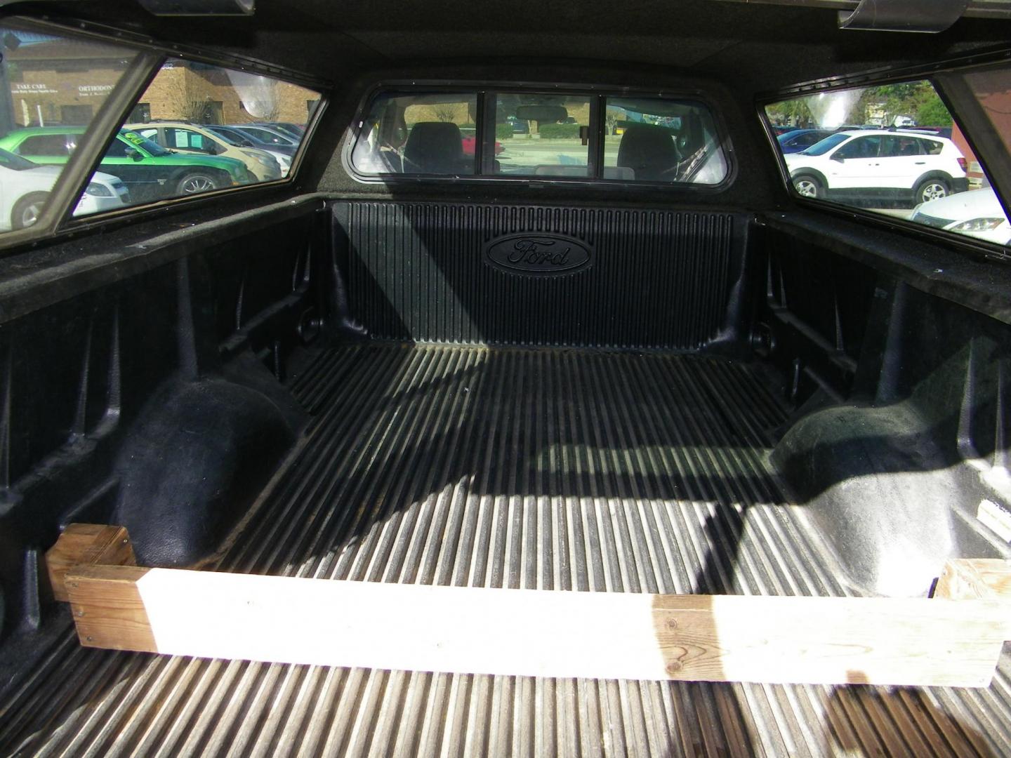 2007 White /Beige Ford F-150 STX 2WD (1FTRF12207N) with an 4.2L V6 OHV 12V engine, Automatic transmission, located at 4000 Bee Ridge Road, Sarasota, FL, 34233, (941) 926-0300, 27.298664, -82.489151 - Photo#8