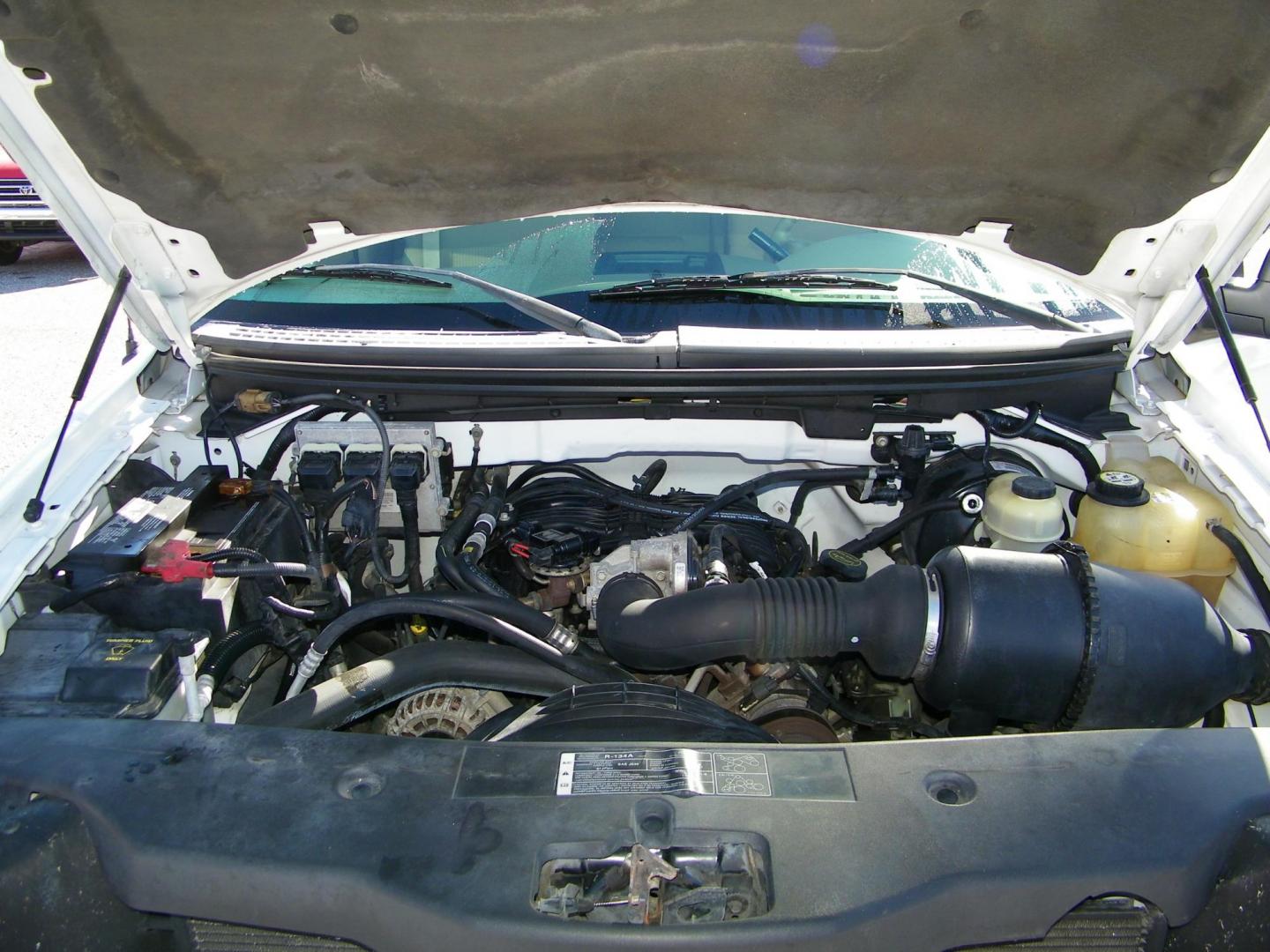 2007 White /Beige Ford F-150 STX 2WD (1FTRF12207N) with an 4.2L V6 OHV 12V engine, Automatic transmission, located at 4000 Bee Ridge Road, Sarasota, FL, 34233, (941) 926-0300, 27.298664, -82.489151 - Photo#10