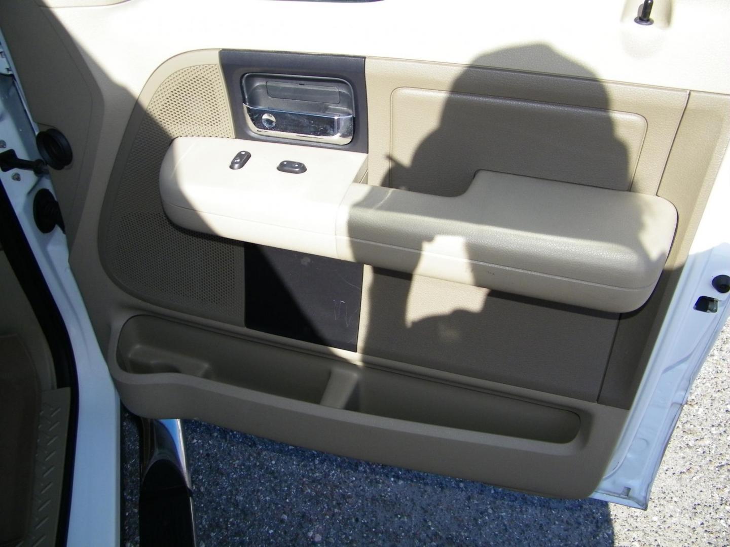 2007 White /Beige Ford F-150 STX 2WD (1FTRF12207N) with an 4.2L V6 OHV 12V engine, Automatic transmission, located at 4000 Bee Ridge Road, Sarasota, FL, 34233, (941) 926-0300, 27.298664, -82.489151 - Photo#11