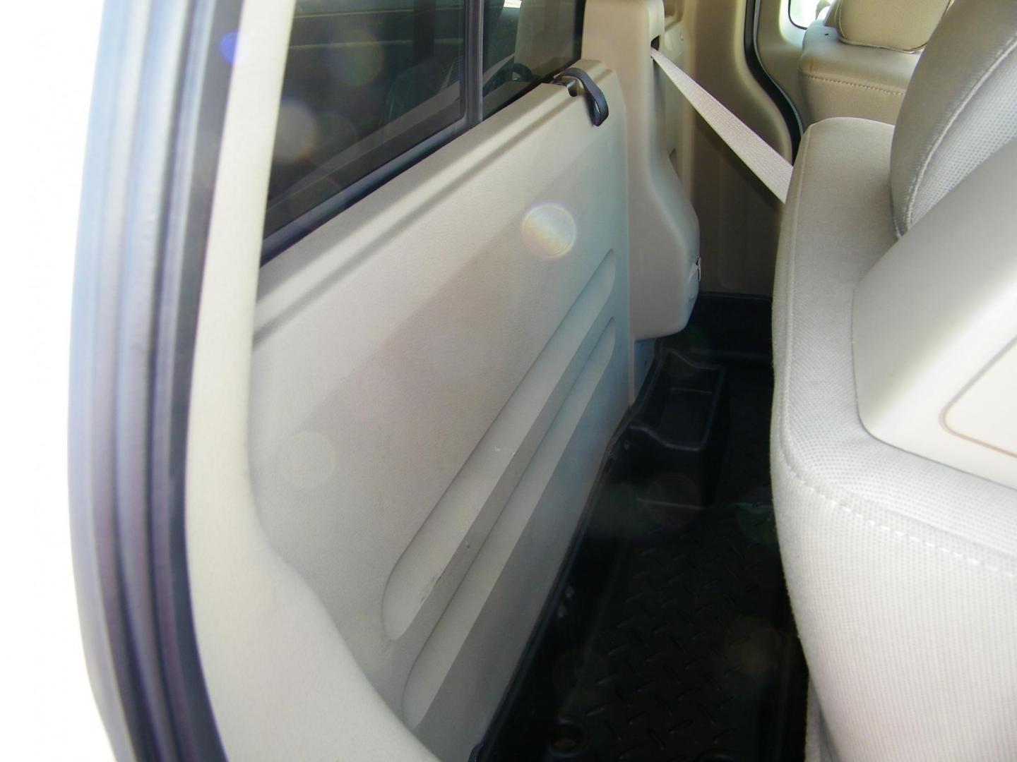 2007 White /Beige Ford F-150 STX 2WD (1FTRF12207N) with an 4.2L V6 OHV 12V engine, Automatic transmission, located at 4000 Bee Ridge Road, Sarasota, FL, 34233, (941) 926-0300, 27.298664, -82.489151 - Photo#13