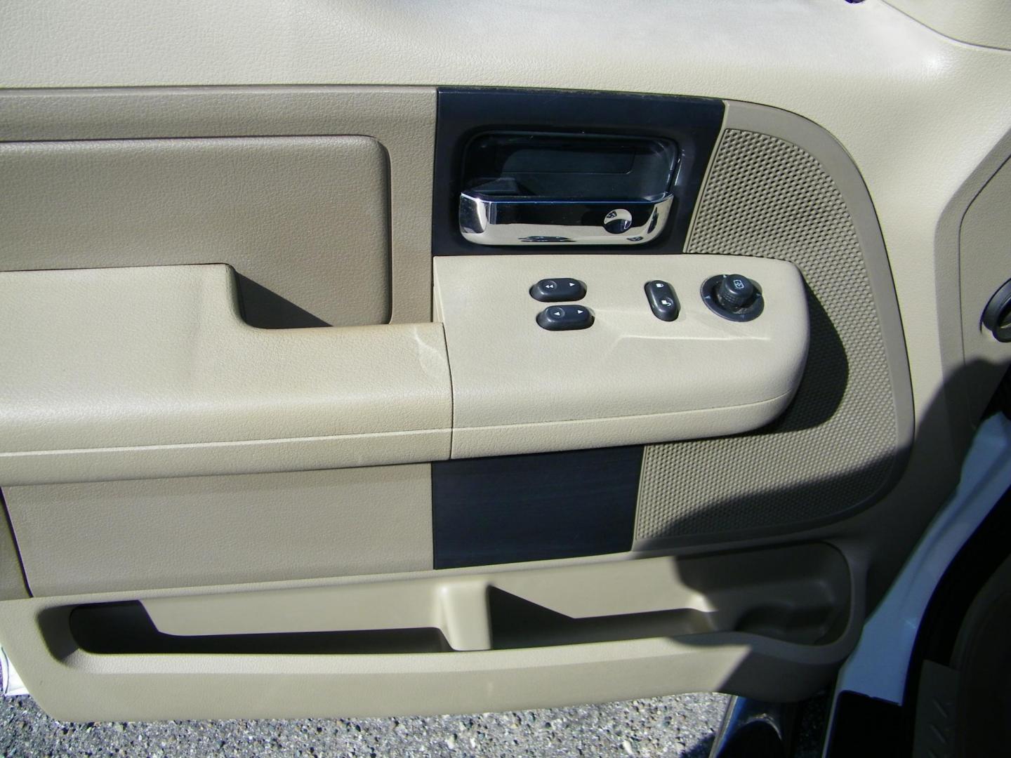 2007 White /Beige Ford F-150 STX 2WD (1FTRF12207N) with an 4.2L V6 OHV 12V engine, Automatic transmission, located at 4000 Bee Ridge Road, Sarasota, FL, 34233, (941) 926-0300, 27.298664, -82.489151 - Photo#14