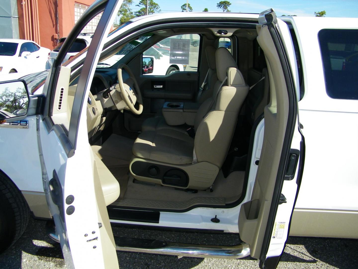 2007 White /Beige Ford F-150 STX 2WD (1FTRF12207N) with an 4.2L V6 OHV 12V engine, Automatic transmission, located at 4000 Bee Ridge Road, Sarasota, FL, 34233, (941) 926-0300, 27.298664, -82.489151 - Photo#16