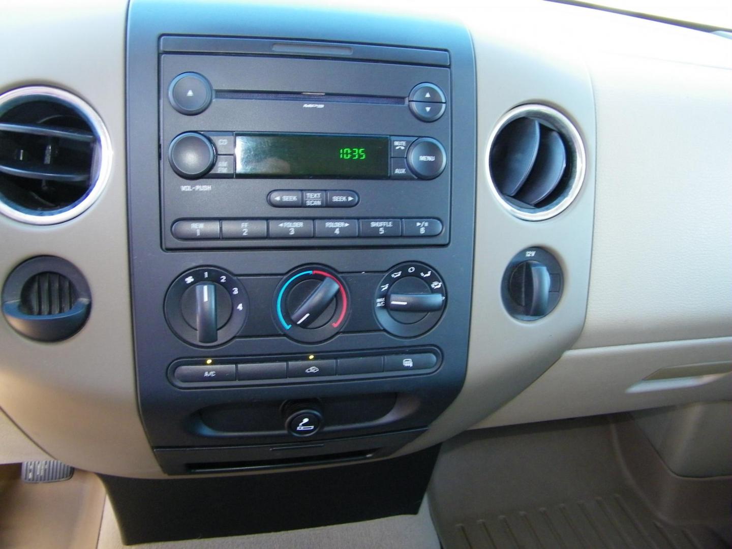 2007 White /Beige Ford F-150 STX 2WD (1FTRF12207N) with an 4.2L V6 OHV 12V engine, Automatic transmission, located at 4000 Bee Ridge Road, Sarasota, FL, 34233, (941) 926-0300, 27.298664, -82.489151 - Photo#18