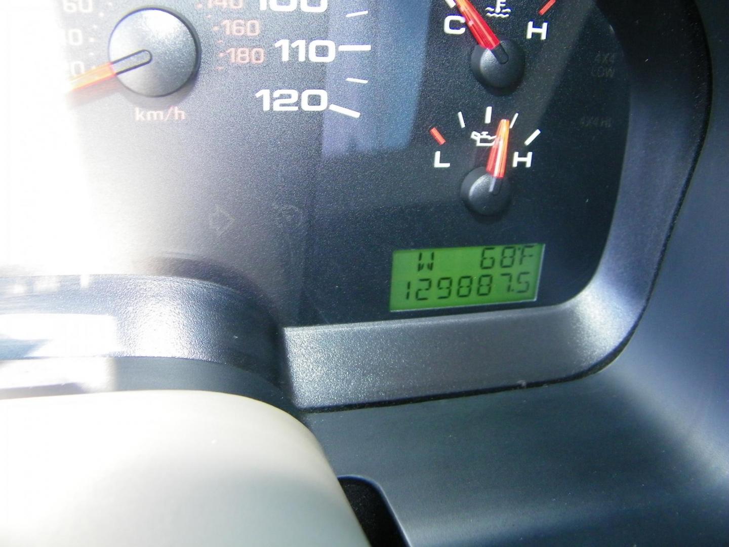 2007 White /Beige Ford F-150 STX 2WD (1FTRF12207N) with an 4.2L V6 OHV 12V engine, Automatic transmission, located at 4000 Bee Ridge Road, Sarasota, FL, 34233, (941) 926-0300, 27.298664, -82.489151 - Photo#20