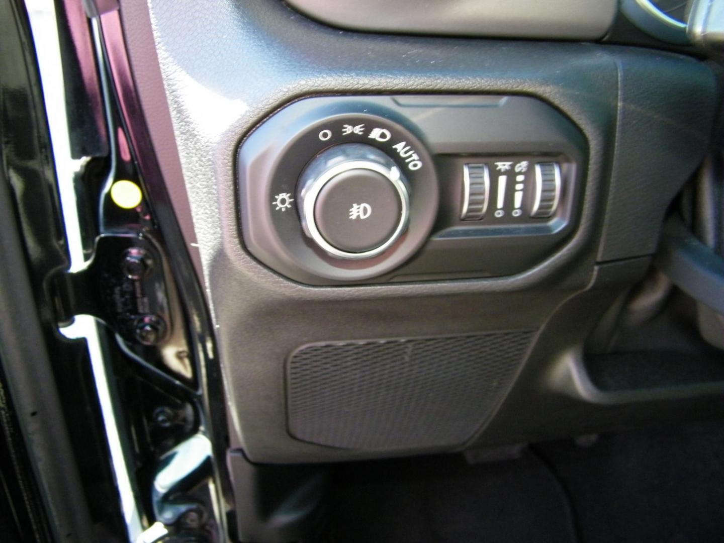 2021 Black /Black Jeep Wrangler Sport (1C4GJXAN2MW) with an 2.0L L4 DOHC 16V TURBO engine, Automatic transmission, located at 4000 Bee Ridge Road, Sarasota, FL, 34233, (941) 926-0300, 27.298664, -82.489151 - Photo#15