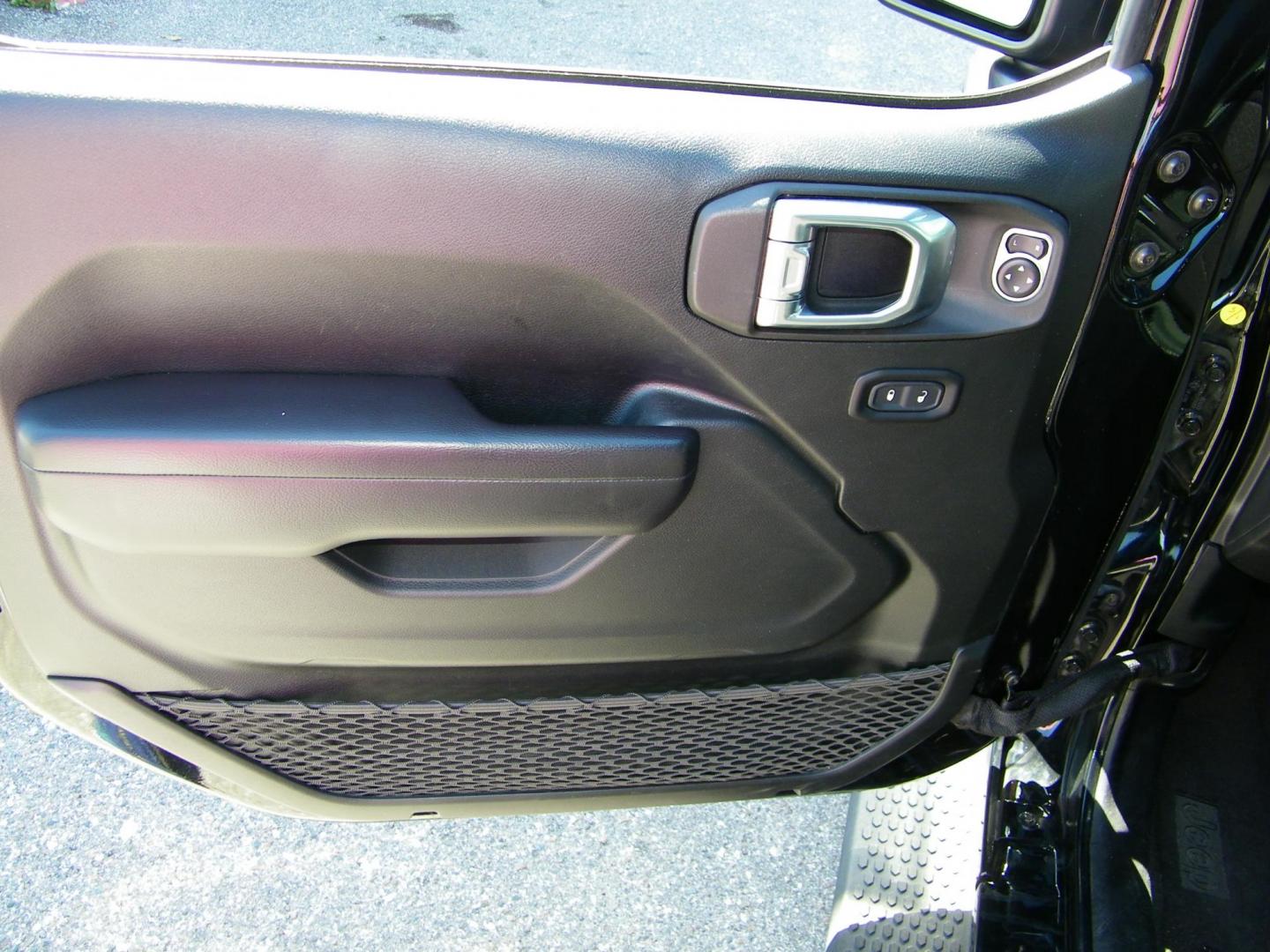 2021 Black /Black Jeep Wrangler Sport (1C4GJXAN2MW) with an 2.0L L4 DOHC 16V TURBO engine, Automatic transmission, located at 4000 Bee Ridge Road, Sarasota, FL, 34233, (941) 926-0300, 27.298664, -82.489151 - Photo#21