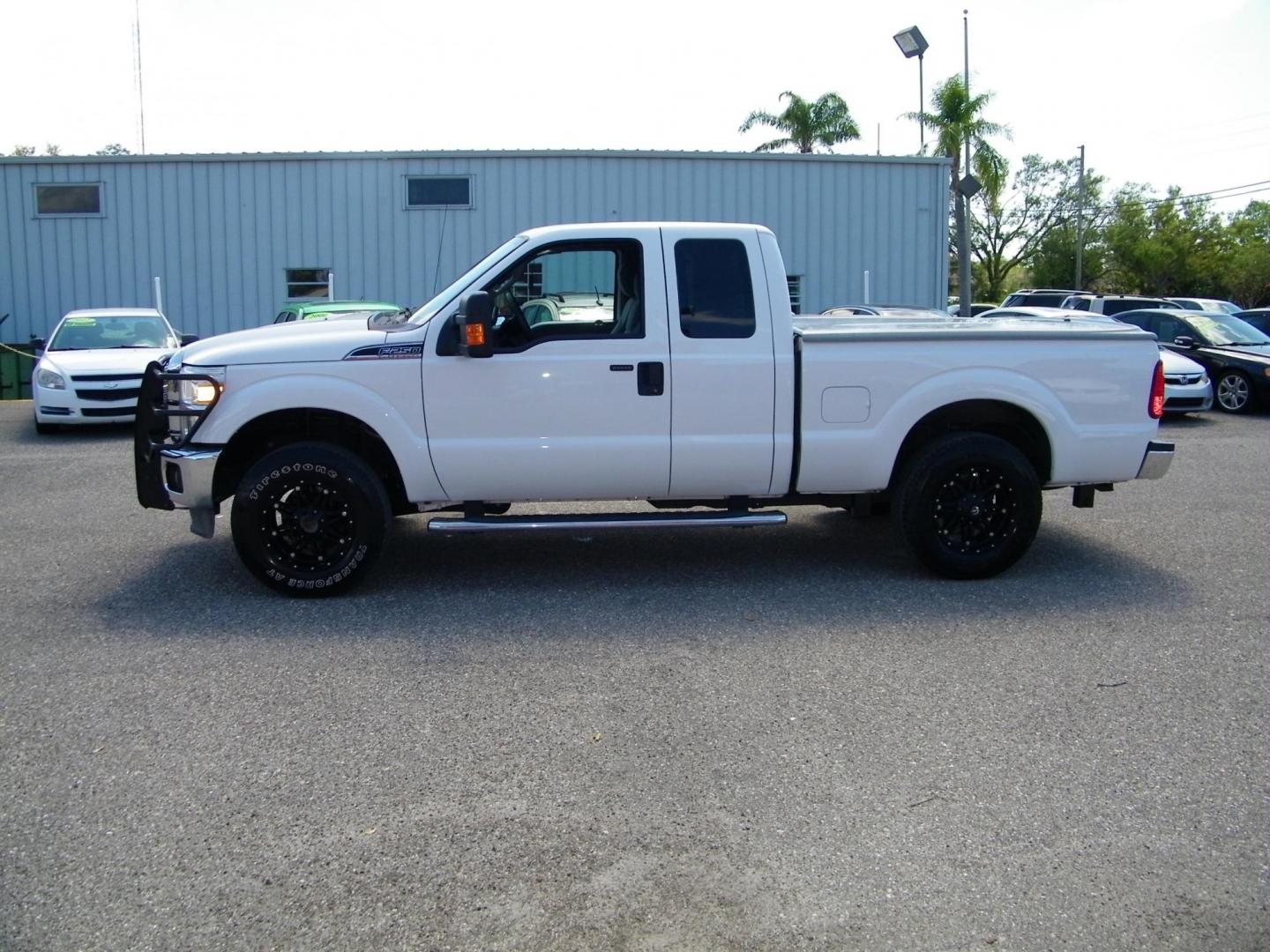 2014 White /Gray Ford F-250 SD XLT SuperCab Long Bed 4WD (1FT7X2B67EE) with an 6.2L V8 OHV 16V engine, 6-Speed Automatic transmission, located at 4000 Bee Ridge Road, Sarasota, FL, 34233, (941) 926-0300, 27.298664, -82.489151 - Photo#2
