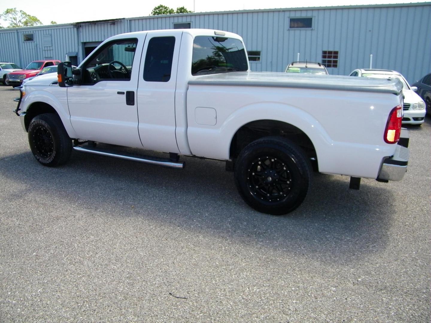 2014 White /Gray Ford F-250 SD XLT SuperCab Long Bed 4WD (1FT7X2B67EE) with an 6.2L V8 OHV 16V engine, 6-Speed Automatic transmission, located at 4000 Bee Ridge Road, Sarasota, FL, 34233, (941) 926-0300, 27.298664, -82.489151 - Photo#3