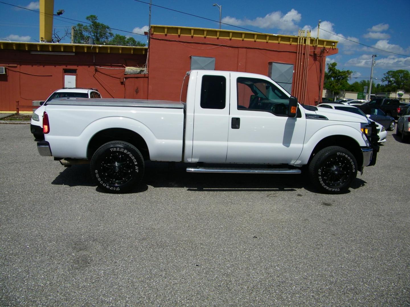 2014 White /Gray Ford F-250 SD XLT SuperCab Long Bed 4WD (1FT7X2B67EE) with an 6.2L V8 OHV 16V engine, 6-Speed Automatic transmission, located at 4000 Bee Ridge Road, Sarasota, FL, 34233, (941) 926-0300, 27.298664, -82.489151 - Photo#6