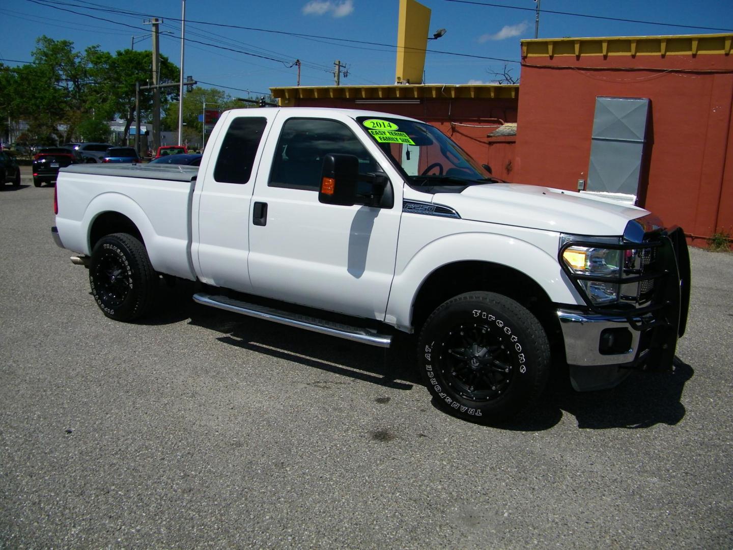 2014 White /Gray Ford F-250 SD XLT SuperCab Long Bed 4WD (1FT7X2B67EE) with an 6.2L V8 OHV 16V engine, 6-Speed Automatic transmission, located at 4000 Bee Ridge Road, Sarasota, FL, 34233, (941) 926-0300, 27.298664, -82.489151 - Photo#7