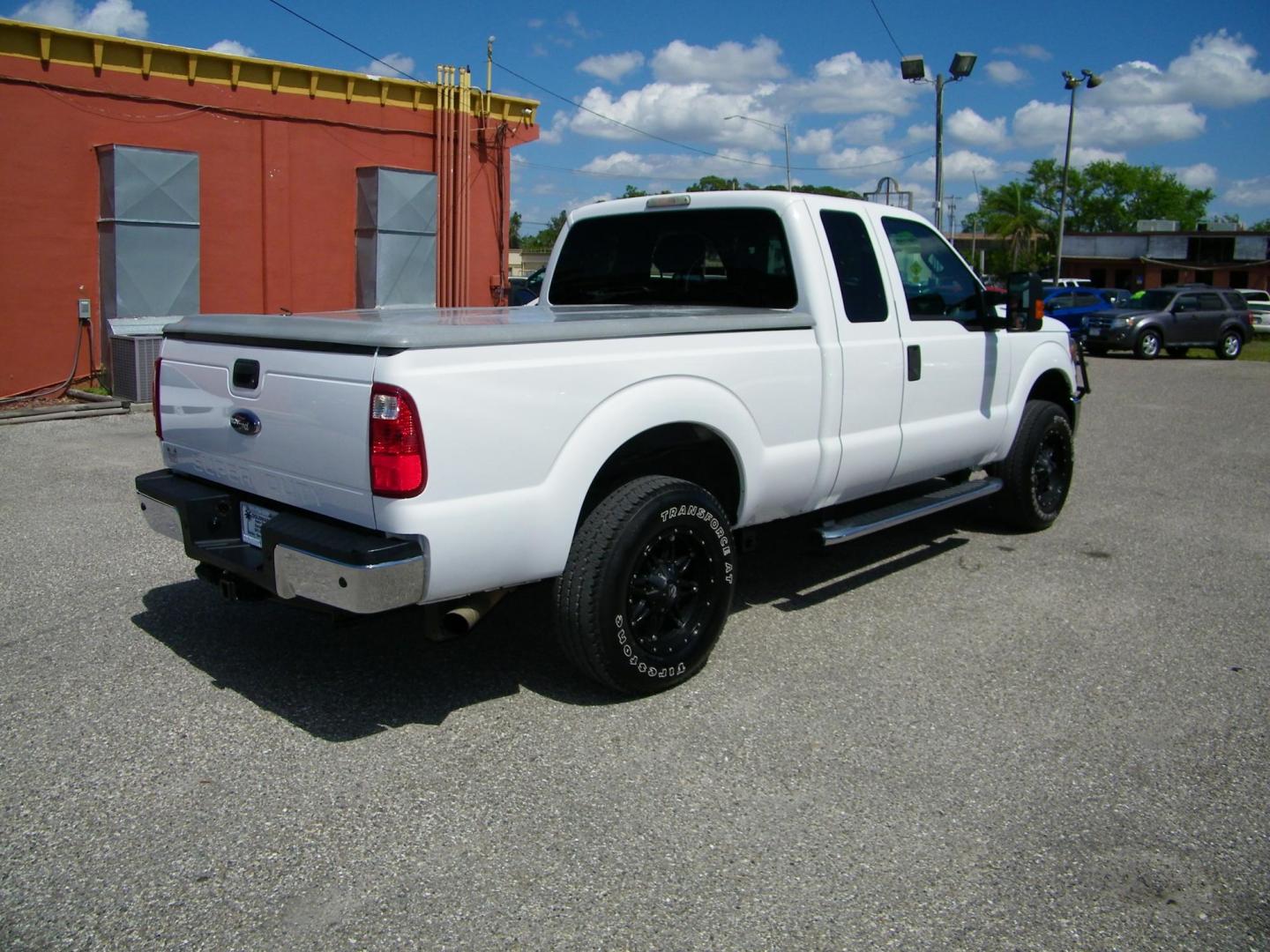 2014 White /Gray Ford F-250 SD XLT SuperCab Long Bed 4WD (1FT7X2B67EE) with an 6.2L V8 OHV 16V engine, 6-Speed Automatic transmission, located at 4000 Bee Ridge Road, Sarasota, FL, 34233, (941) 926-0300, 27.298664, -82.489151 - Photo#5