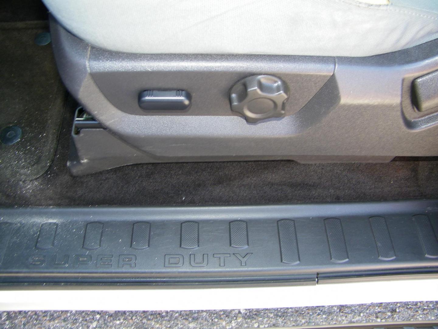 2014 White /Gray Ford F-250 SD XLT SuperCab Long Bed 4WD (1FT7X2B67EE) with an 6.2L V8 OHV 16V engine, 6-Speed Automatic transmission, located at 4000 Bee Ridge Road, Sarasota, FL, 34233, (941) 926-0300, 27.298664, -82.489151 - Photo#14