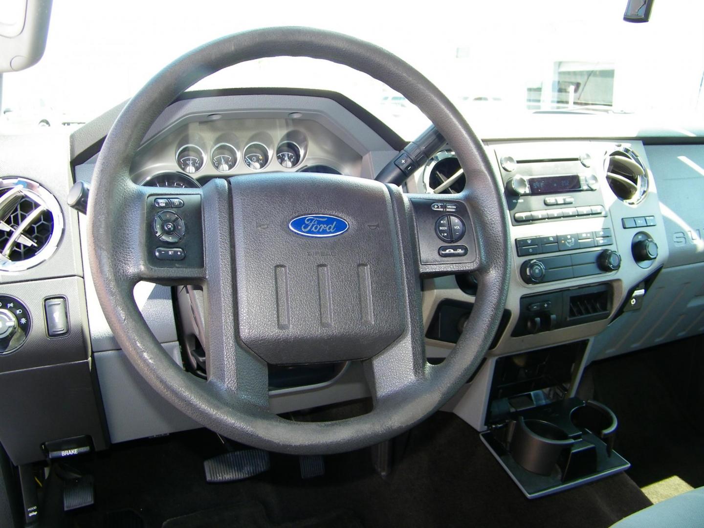 2014 White /Gray Ford F-250 SD XLT SuperCab Long Bed 4WD (1FT7X2B67EE) with an 6.2L V8 OHV 16V engine, 6-Speed Automatic transmission, located at 4000 Bee Ridge Road, Sarasota, FL, 34233, (941) 926-0300, 27.298664, -82.489151 - Photo#16