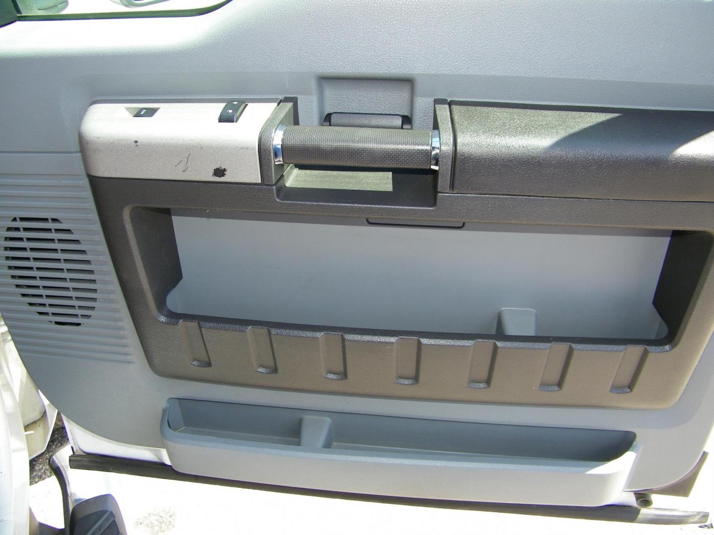 2014 White /Gray Ford F-250 SD XLT SuperCab Long Bed 4WD (1FT7X2B67EE) with an 6.2L V8 OHV 16V engine, 6-Speed Automatic transmission, located at 4000 Bee Ridge Road, Sarasota, FL, 34233, (941) 926-0300, 27.298664, -82.489151 - Photo#12