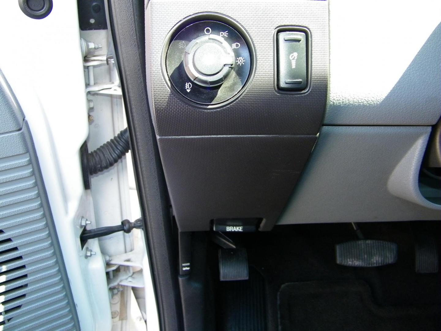 2014 White /Gray Ford F-250 SD XLT SuperCab Long Bed 4WD (1FT7X2B67EE) with an 6.2L V8 OHV 16V engine, 6-Speed Automatic transmission, located at 4000 Bee Ridge Road, Sarasota, FL, 34233, (941) 926-0300, 27.298664, -82.489151 - Photo#17