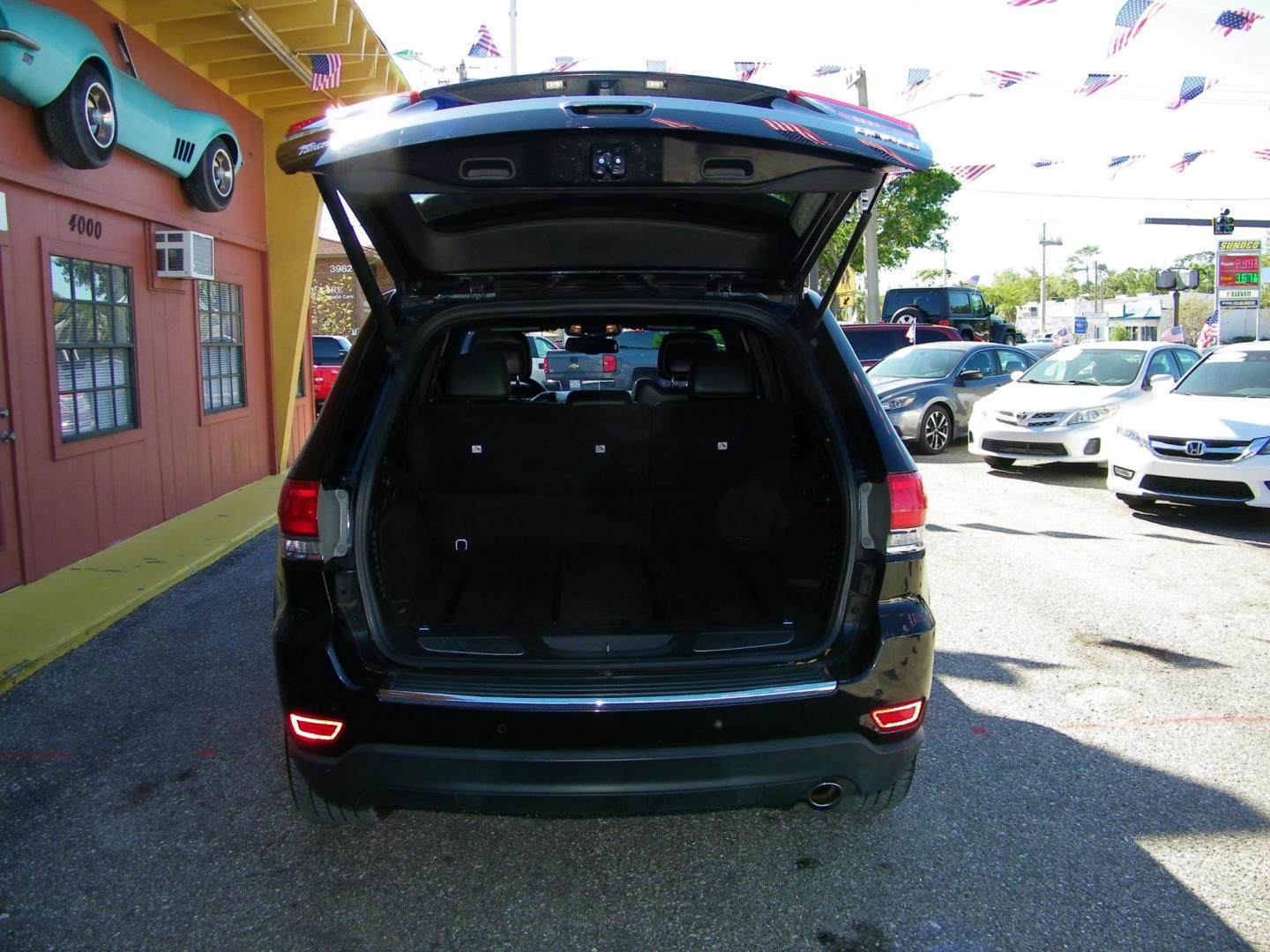 2015 Black /Black Jeep Grand Cherokee Limited 2WD (1C4RJEBG9FC) with an 3.6L V6 DOHC 24V engine, 8-Speed Automatic transmission, located at 4000 Bee Ridge Road, Sarasota, FL, 34233, (941) 926-0300, 27.298664, -82.489151 - Photo#17