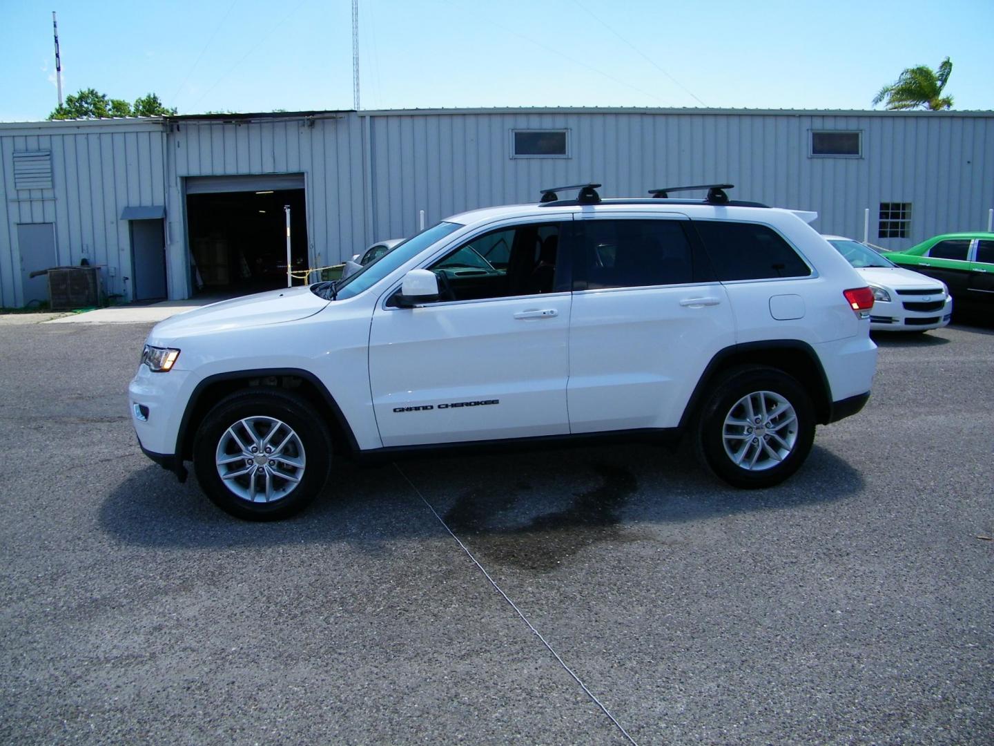2018 White /Black Jeep Grand Cherokee Laredo 2WD (1C4RJEAG5JC) with an 3.6L V6 DOHC 24V engine, 8A transmission, located at 4000 Bee Ridge Road, Sarasota, FL, 34233, (941) 926-0300, 27.298664, -82.489151 - Photo#2