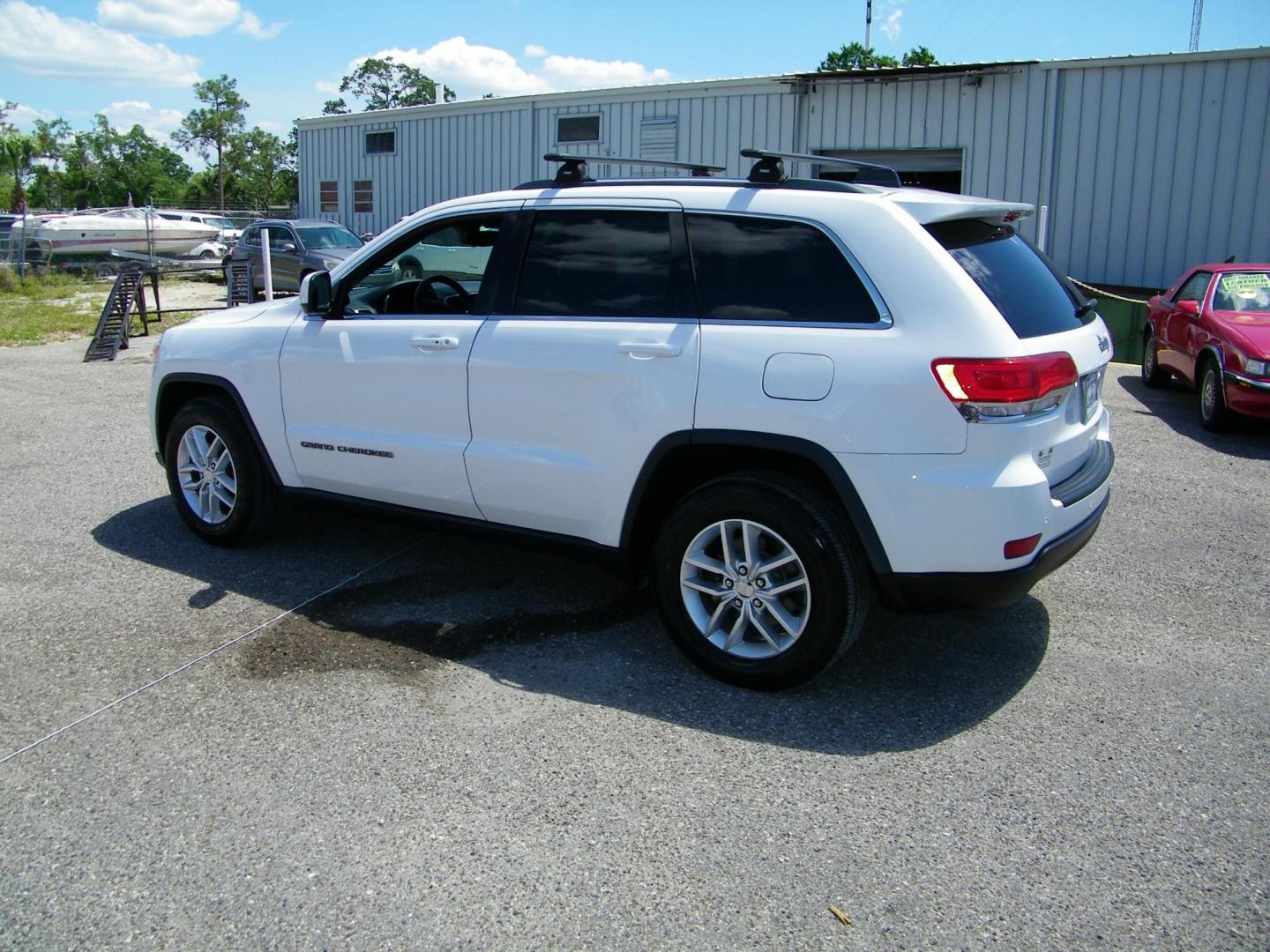 2018 White /Black Jeep Grand Cherokee Laredo 2WD (1C4RJEAG5JC) with an 3.6L V6 DOHC 24V engine, 8A transmission, located at 4000 Bee Ridge Road, Sarasota, FL, 34233, (941) 926-0300, 27.298664, -82.489151 - Photo#3