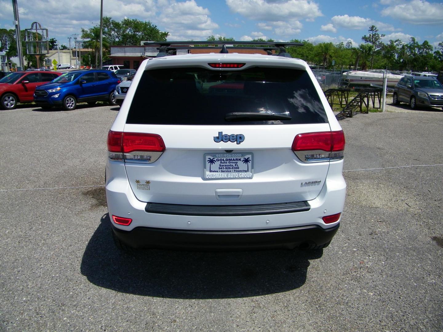 2018 White /Black Jeep Grand Cherokee Laredo 2WD (1C4RJEAG5JC) with an 3.6L V6 DOHC 24V engine, 8A transmission, located at 4000 Bee Ridge Road, Sarasota, FL, 34233, (941) 926-0300, 27.298664, -82.489151 - Photo#4