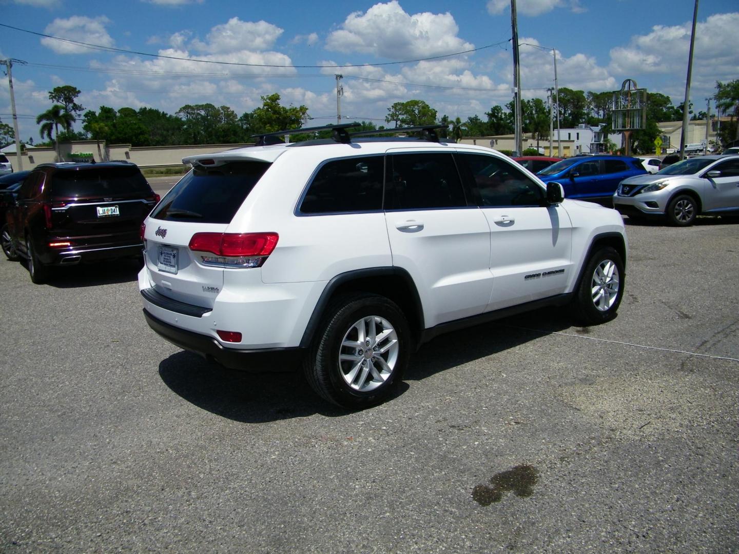 2018 White /Black Jeep Grand Cherokee Laredo 2WD (1C4RJEAG5JC) with an 3.6L V6 DOHC 24V engine, 8A transmission, located at 4000 Bee Ridge Road, Sarasota, FL, 34233, (941) 926-0300, 27.298664, -82.489151 - Photo#5