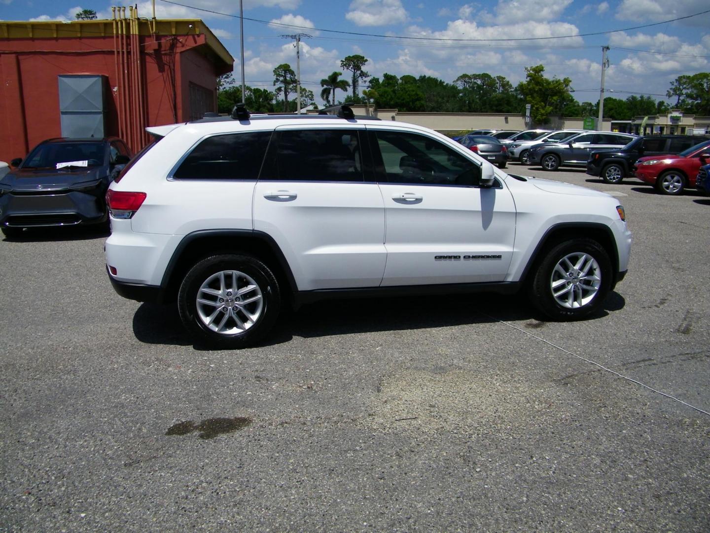 2018 White /Black Jeep Grand Cherokee Laredo 2WD (1C4RJEAG5JC) with an 3.6L V6 DOHC 24V engine, 8A transmission, located at 4000 Bee Ridge Road, Sarasota, FL, 34233, (941) 926-0300, 27.298664, -82.489151 - Photo#6