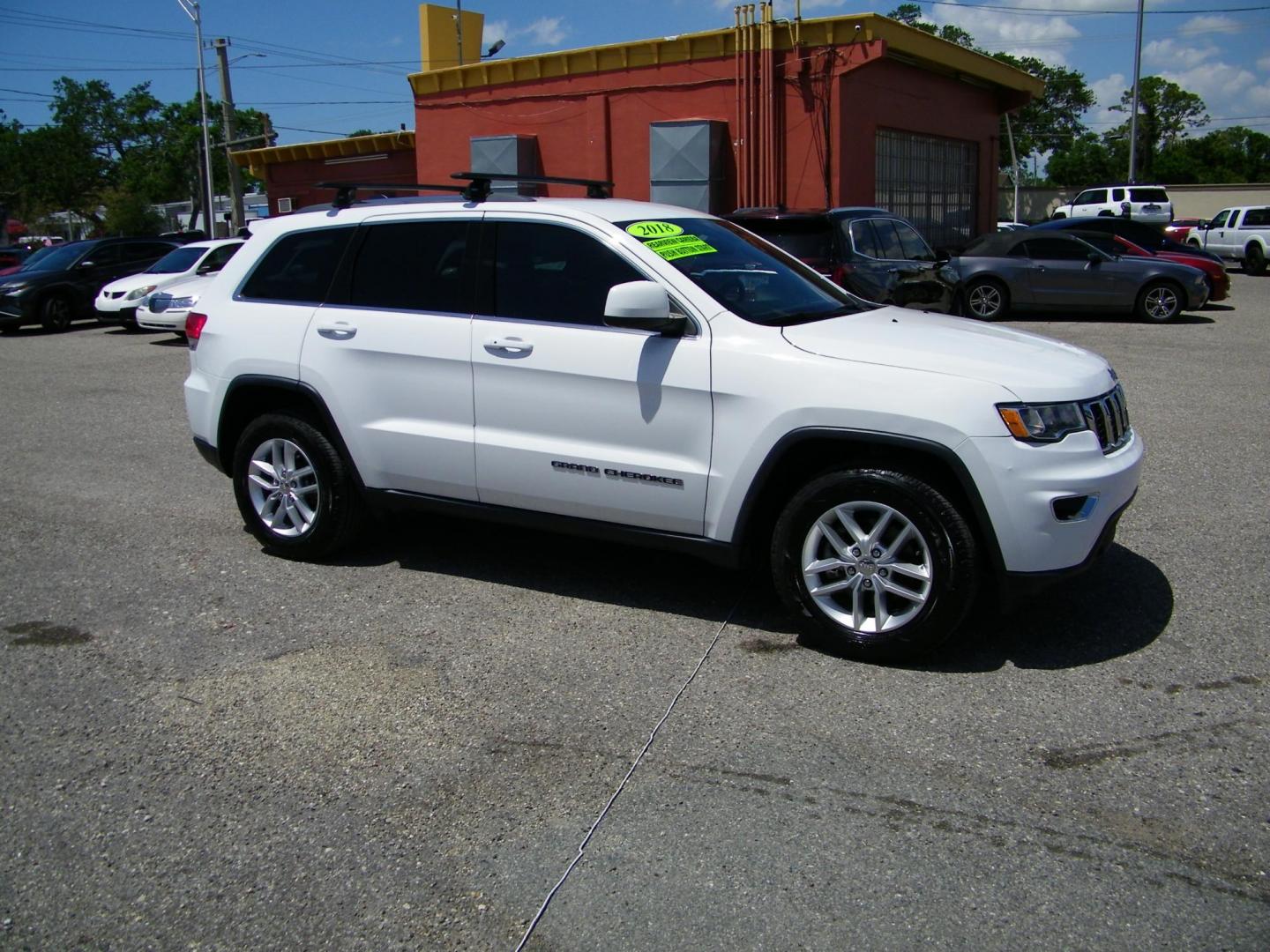 2018 White /Black Jeep Grand Cherokee Laredo 2WD (1C4RJEAG5JC) with an 3.6L V6 DOHC 24V engine, 8A transmission, located at 4000 Bee Ridge Road, Sarasota, FL, 34233, (941) 926-0300, 27.298664, -82.489151 - Photo#7