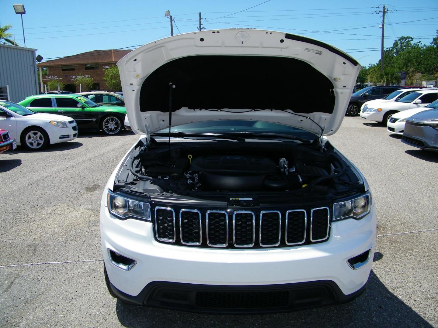 2018 White /Black Jeep Grand Cherokee Laredo 2WD (1C4RJEAG5JC) with an 3.6L V6 DOHC 24V engine, 8A transmission, located at 4000 Bee Ridge Road, Sarasota, FL, 34233, (941) 926-0300, 27.298664, -82.489151 - Photo#8