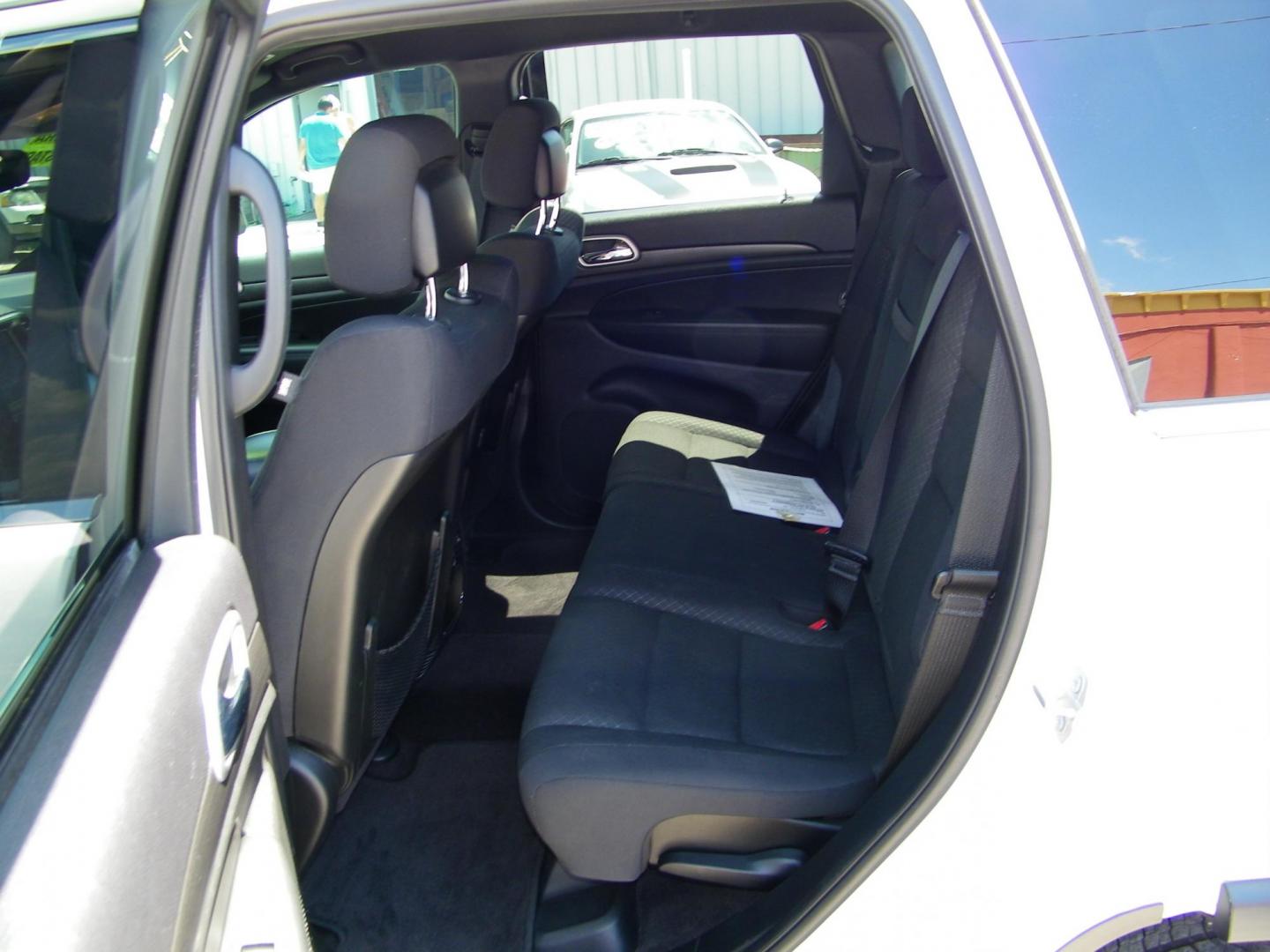 2018 White /Black Jeep Grand Cherokee Laredo 2WD (1C4RJEAG5JC) with an 3.6L V6 DOHC 24V engine, 8A transmission, located at 4000 Bee Ridge Road, Sarasota, FL, 34233, (941) 926-0300, 27.298664, -82.489151 - Photo#10