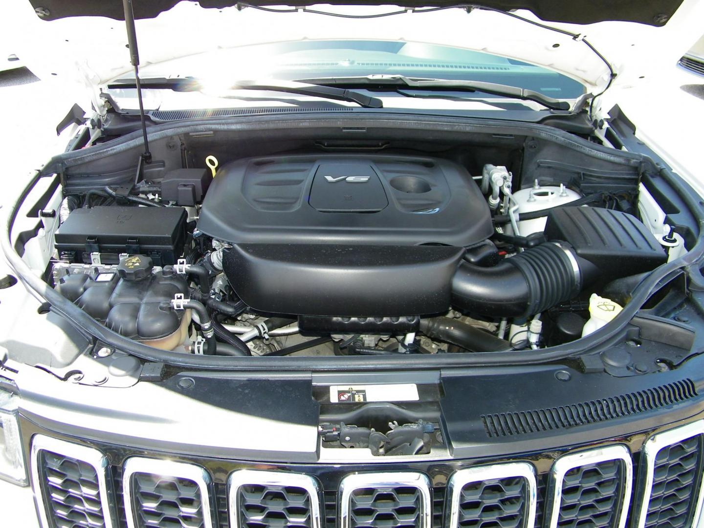 2018 White /Black Jeep Grand Cherokee Laredo 2WD (1C4RJEAG5JC) with an 3.6L V6 DOHC 24V engine, 8A transmission, located at 4000 Bee Ridge Road, Sarasota, FL, 34233, (941) 926-0300, 27.298664, -82.489151 - Photo#9