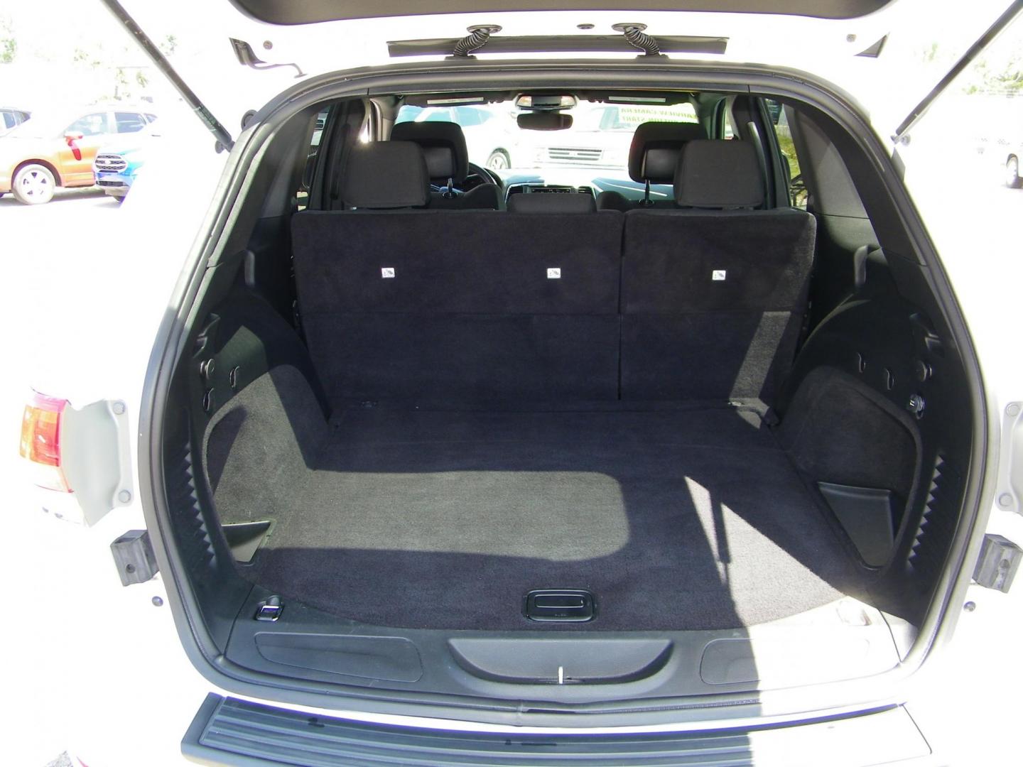 2018 White /Black Jeep Grand Cherokee Laredo 2WD (1C4RJEAG5JC) with an 3.6L V6 DOHC 24V engine, 8A transmission, located at 4000 Bee Ridge Road, Sarasota, FL, 34233, (941) 926-0300, 27.298664, -82.489151 - Photo#11