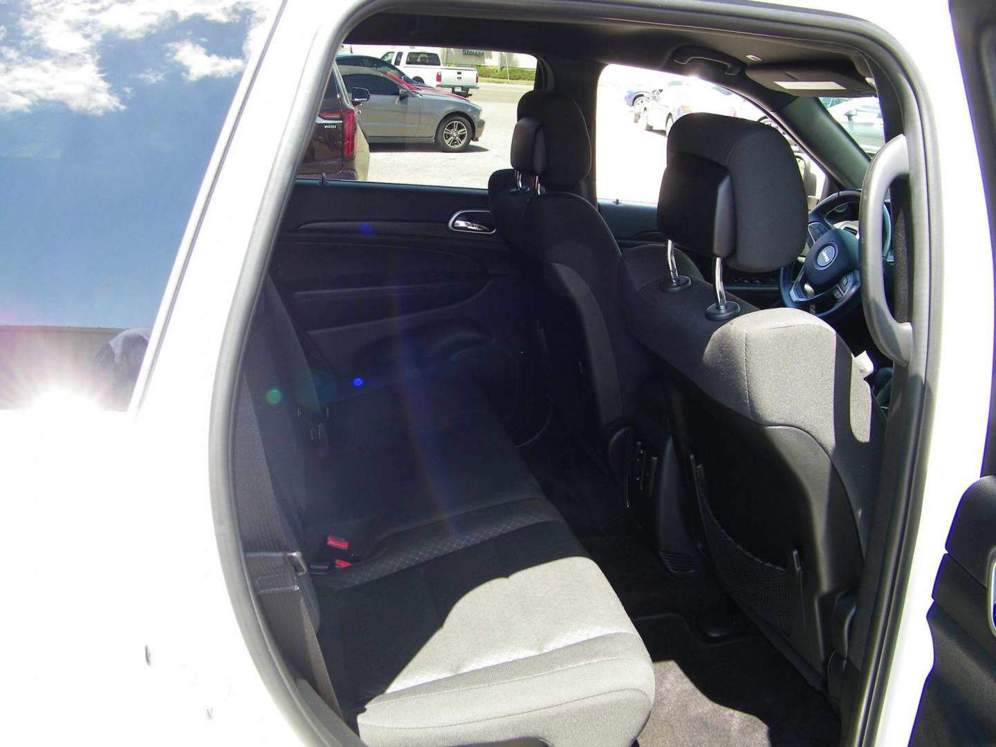 2018 White /Black Jeep Grand Cherokee Laredo 2WD (1C4RJEAG5JC) with an 3.6L V6 DOHC 24V engine, 8A transmission, located at 4000 Bee Ridge Road, Sarasota, FL, 34233, (941) 926-0300, 27.298664, -82.489151 - Photo#12