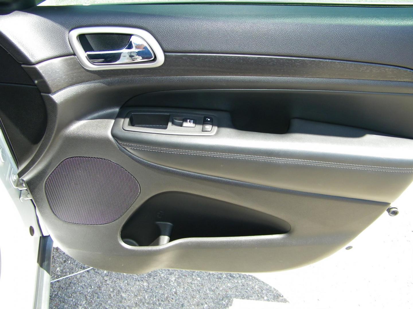 2018 White /Black Jeep Grand Cherokee Laredo 2WD (1C4RJEAG5JC) with an 3.6L V6 DOHC 24V engine, 8A transmission, located at 4000 Bee Ridge Road, Sarasota, FL, 34233, (941) 926-0300, 27.298664, -82.489151 - Photo#13