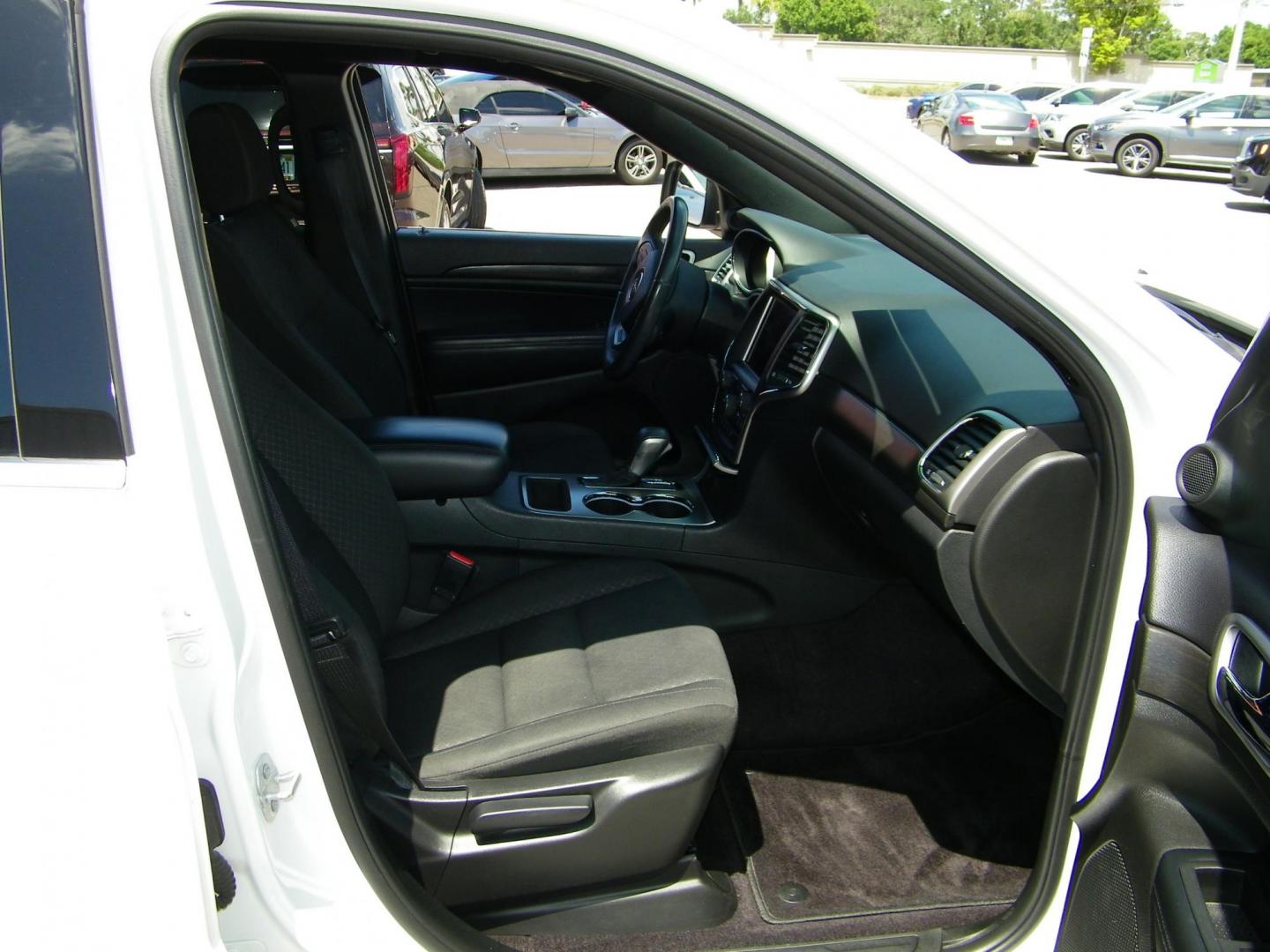 2018 White /Black Jeep Grand Cherokee Laredo 2WD (1C4RJEAG5JC) with an 3.6L V6 DOHC 24V engine, 8A transmission, located at 4000 Bee Ridge Road, Sarasota, FL, 34233, (941) 926-0300, 27.298664, -82.489151 - Photo#14