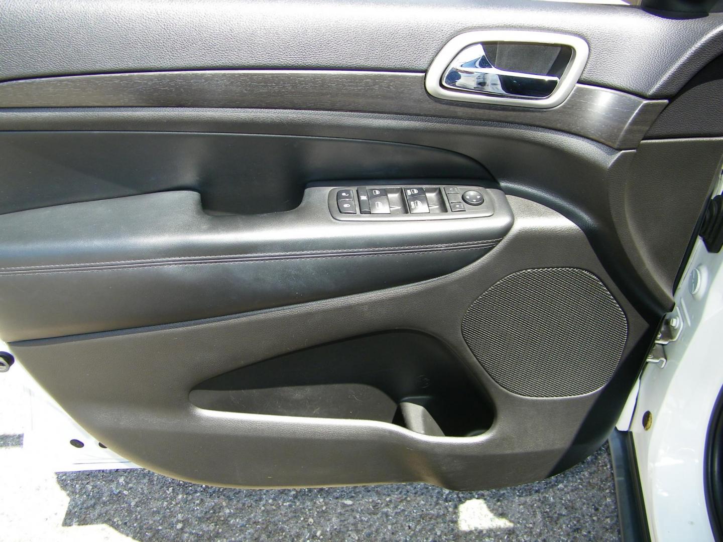 2018 White /Black Jeep Grand Cherokee Laredo 2WD (1C4RJEAG5JC) with an 3.6L V6 DOHC 24V engine, 8A transmission, located at 4000 Bee Ridge Road, Sarasota, FL, 34233, (941) 926-0300, 27.298664, -82.489151 - Photo#15