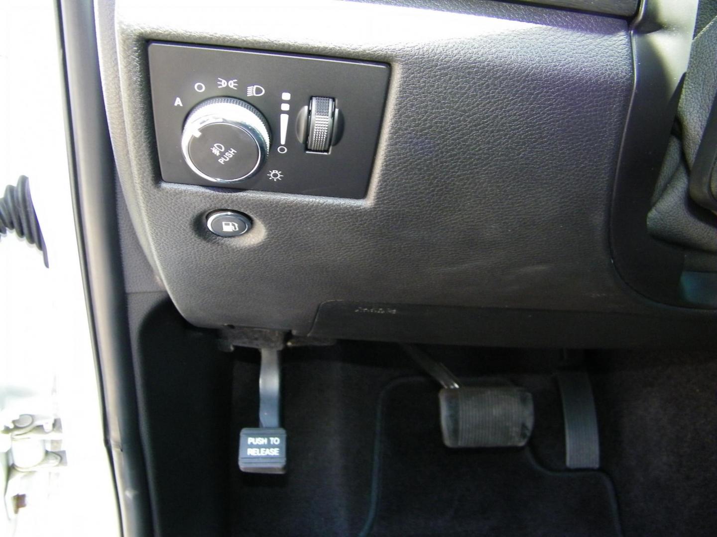 2018 White /Black Jeep Grand Cherokee Laredo 2WD (1C4RJEAG5JC) with an 3.6L V6 DOHC 24V engine, 8A transmission, located at 4000 Bee Ridge Road, Sarasota, FL, 34233, (941) 926-0300, 27.298664, -82.489151 - Photo#16