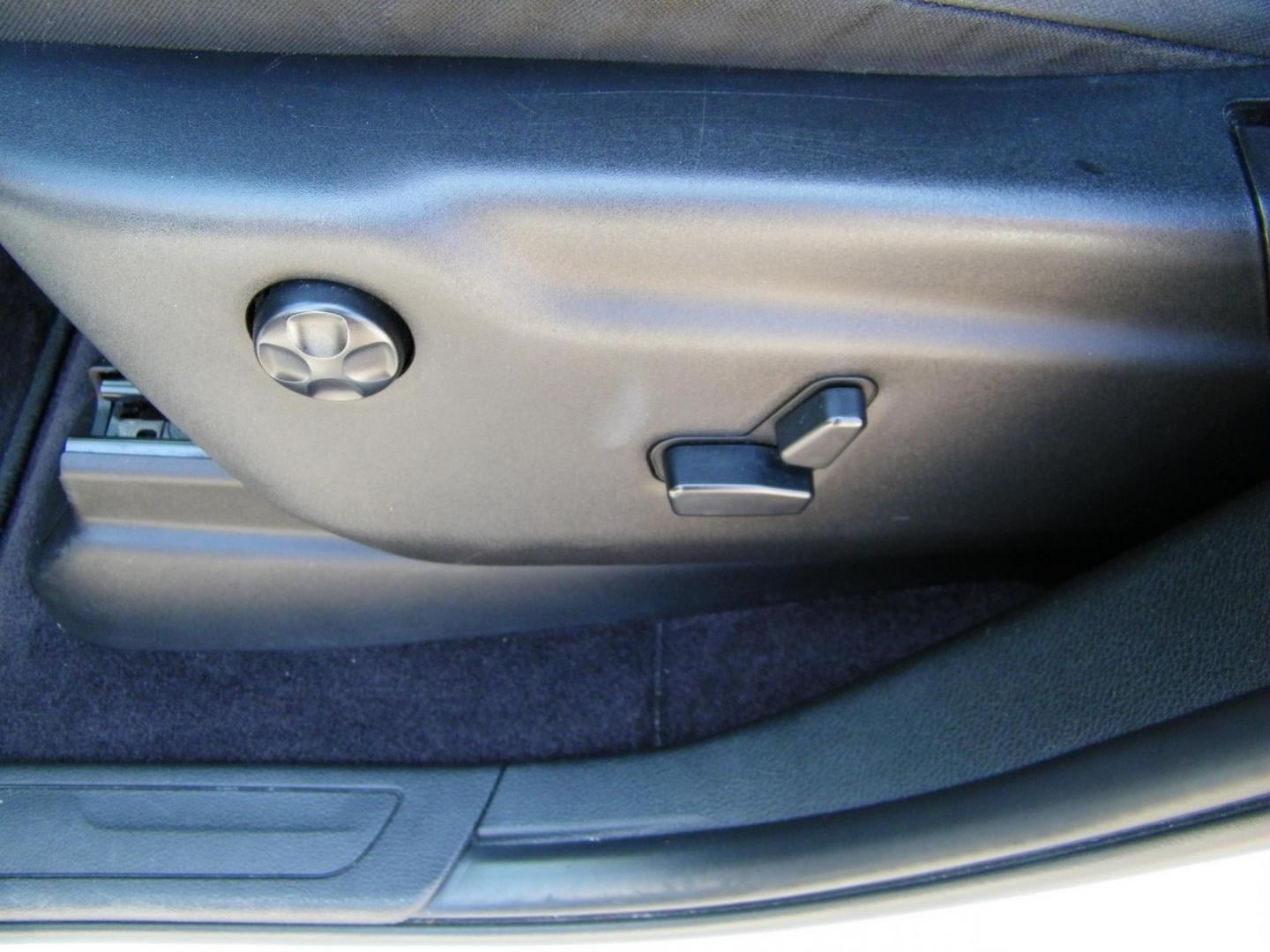 2018 White /Black Jeep Grand Cherokee Laredo 2WD (1C4RJEAG5JC) with an 3.6L V6 DOHC 24V engine, 8A transmission, located at 4000 Bee Ridge Road, Sarasota, FL, 34233, (941) 926-0300, 27.298664, -82.489151 - Photo#17