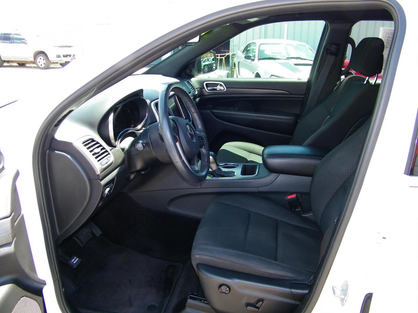 2018 White /Black Jeep Grand Cherokee Laredo 2WD (1C4RJEAG5JC) with an 3.6L V6 DOHC 24V engine, 8A transmission, located at 4000 Bee Ridge Road, Sarasota, FL, 34233, (941) 926-0300, 27.298664, -82.489151 - Photo#18