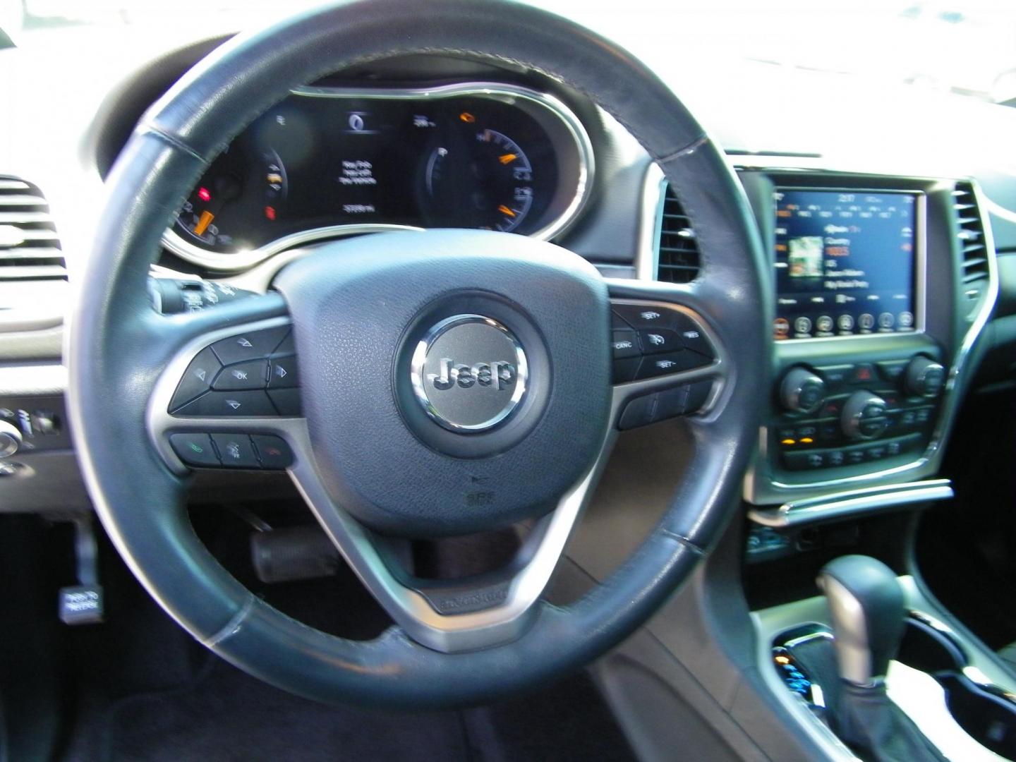 2018 White /Black Jeep Grand Cherokee Laredo 2WD (1C4RJEAG5JC) with an 3.6L V6 DOHC 24V engine, 8A transmission, located at 4000 Bee Ridge Road, Sarasota, FL, 34233, (941) 926-0300, 27.298664, -82.489151 - Photo#19