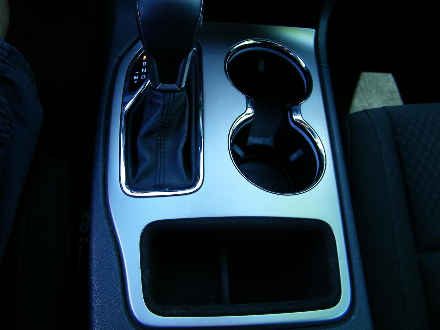 2018 White /Black Jeep Grand Cherokee Laredo 2WD (1C4RJEAG5JC) with an 3.6L V6 DOHC 24V engine, 8A transmission, located at 4000 Bee Ridge Road, Sarasota, FL, 34233, (941) 926-0300, 27.298664, -82.489151 - Photo#20