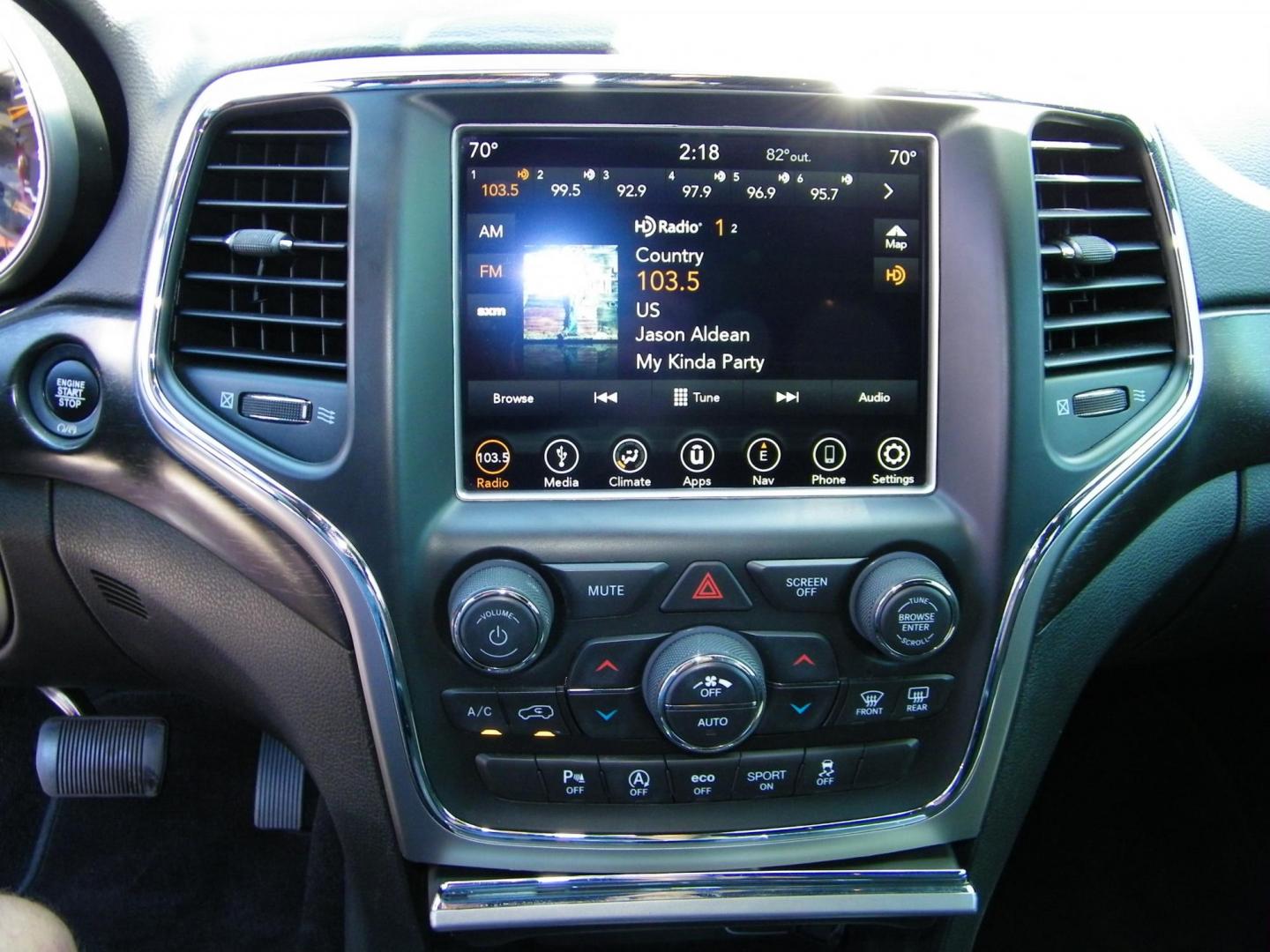 2018 White /Black Jeep Grand Cherokee Laredo 2WD (1C4RJEAG5JC) with an 3.6L V6 DOHC 24V engine, 8A transmission, located at 4000 Bee Ridge Road, Sarasota, FL, 34233, (941) 926-0300, 27.298664, -82.489151 - Photo#22